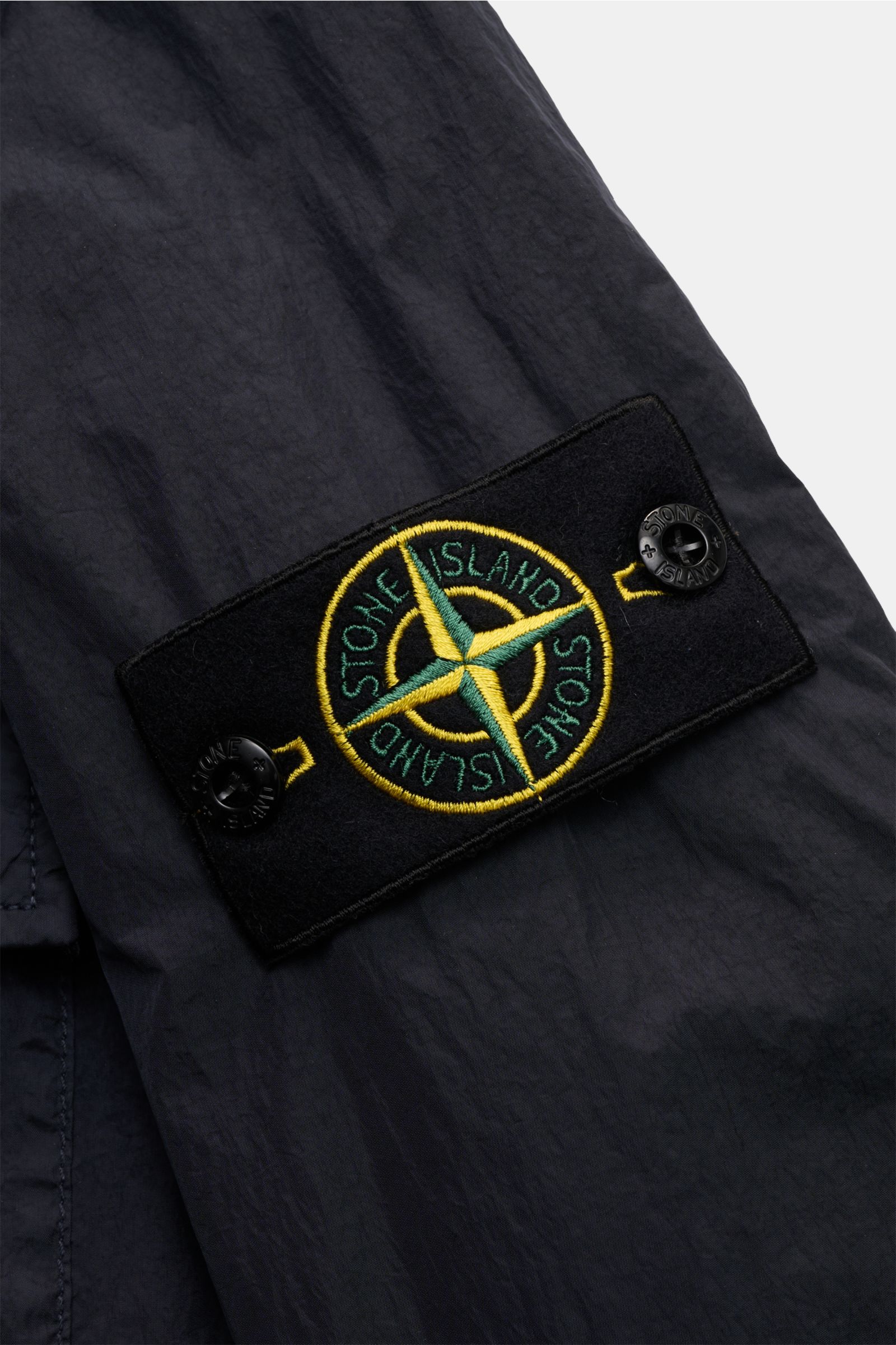 Stone Island Overshirt 'Crinkle Reps' navy mit typischem Kompass-Badge, wind- und wasserabweisender Microfaser, Detailansicht Ärmel.