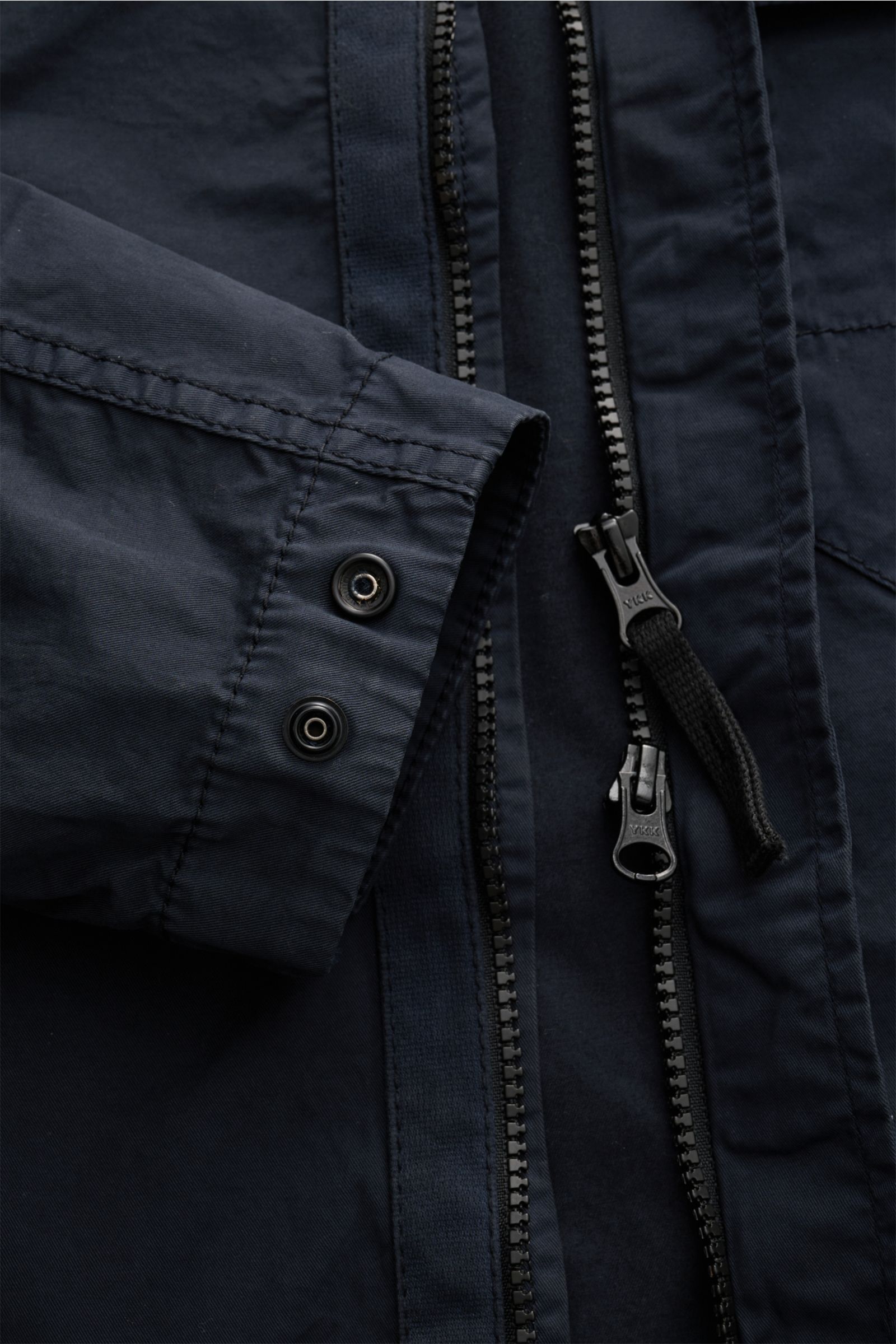Close-up front view of the Stone Island Overshirt 'Stretch Cotton' navy showing the elastic cotton fabric, two-way zipper, snap buttons on the cuff, and fine stitching. Sportives Overshirt mit urbaner Lässigkeit: Dieser markante Hybrid aus Casual Hemd 