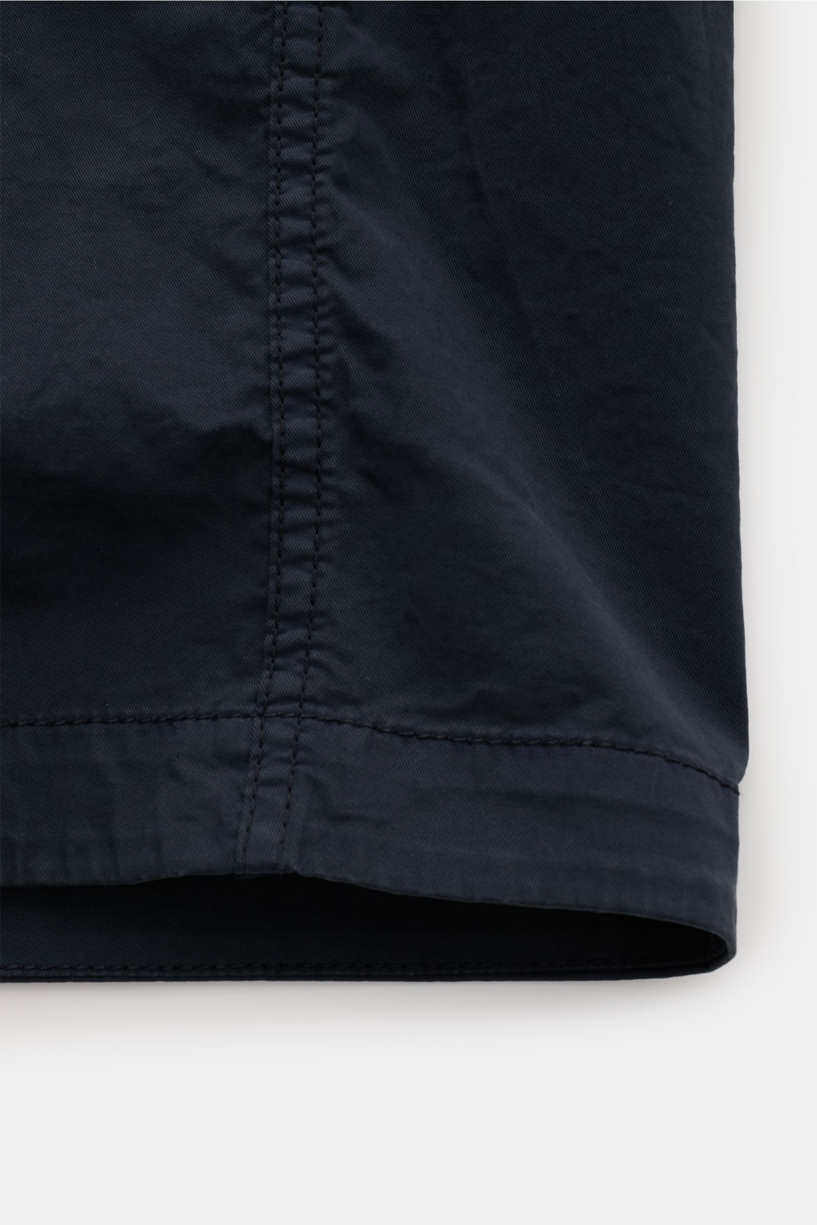Close-up side view of navy Stone Island Overshirt 'Stretch Cotton' showing detailed stitching and soft, slightly elastic cotton fabric.

Sportives Overshirt mit urbaner Lässigkeit: Dieser markante Hybrid aus Casual Hemd und Jacke von STONE ISLAND ist a