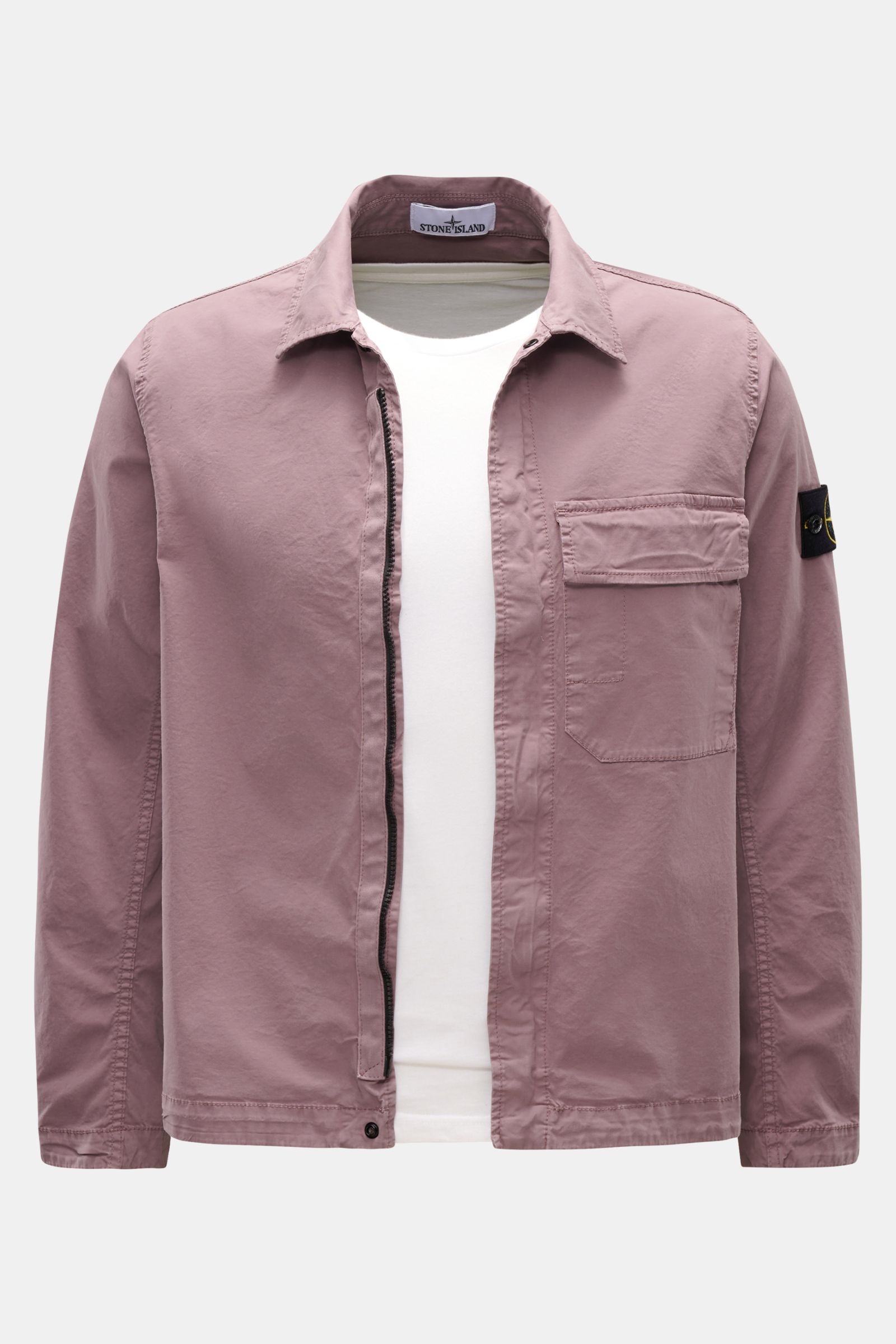 Stone Island Overshirt 'Stretch Cotton' flieder shown from the front, in soft, garment-dyed lilac cotton with slim fit, chest pocket, compass badge, and two-way zipper. Sportives Overshirt mit urbaner Lässigkeit: Dieser markante Hybrid aus Casual Hemd und
