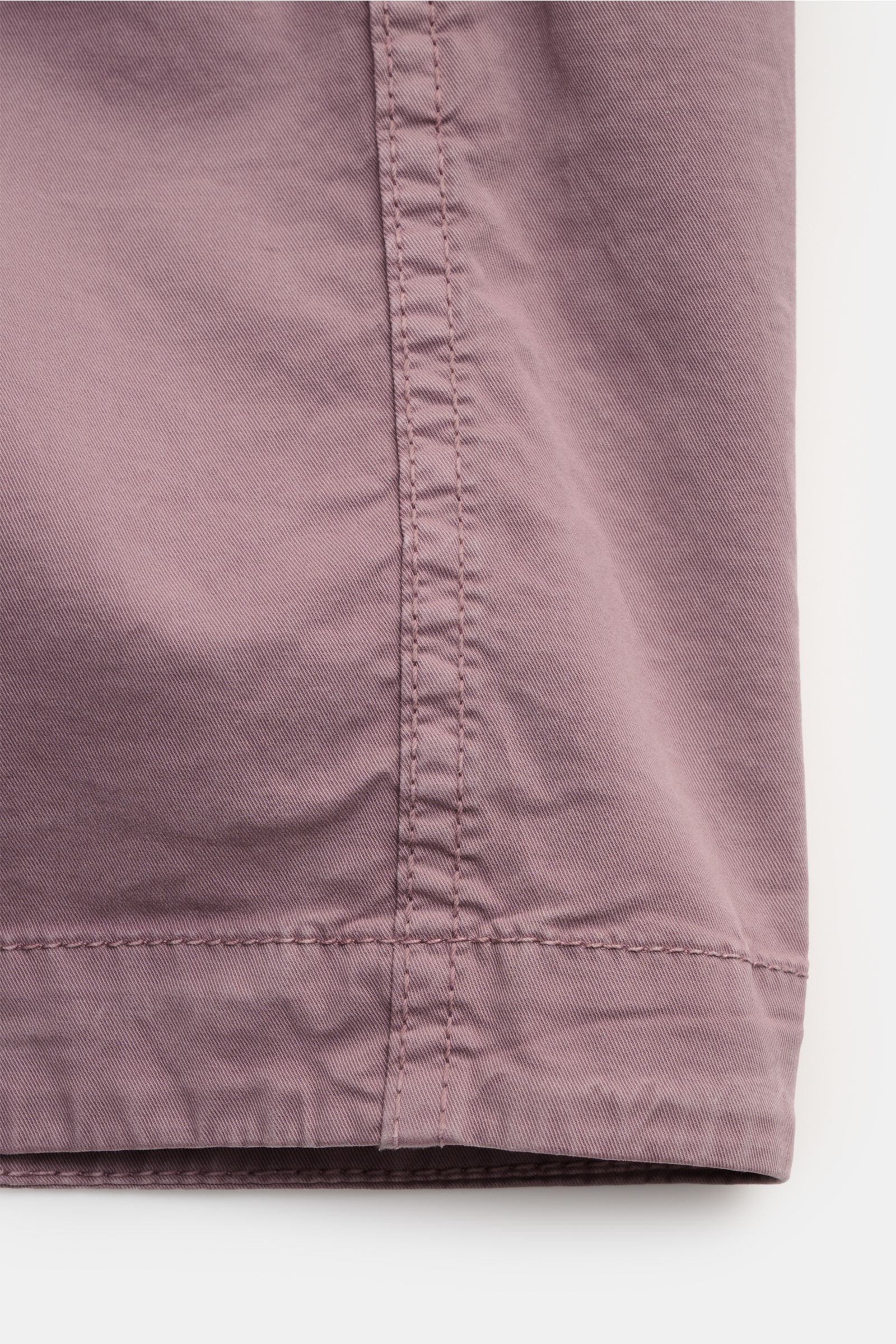 Stone Island Overshirt 'Stretch Cotton' flieder close-up from the side, showing garment-dyed, slim fit cotton with soft texture, stitching, and fabric detail. 

Sportives Overshirt mit urbaner Lässigkeit: Dieser markante Hybrid aus Casual Hemd und Jack
