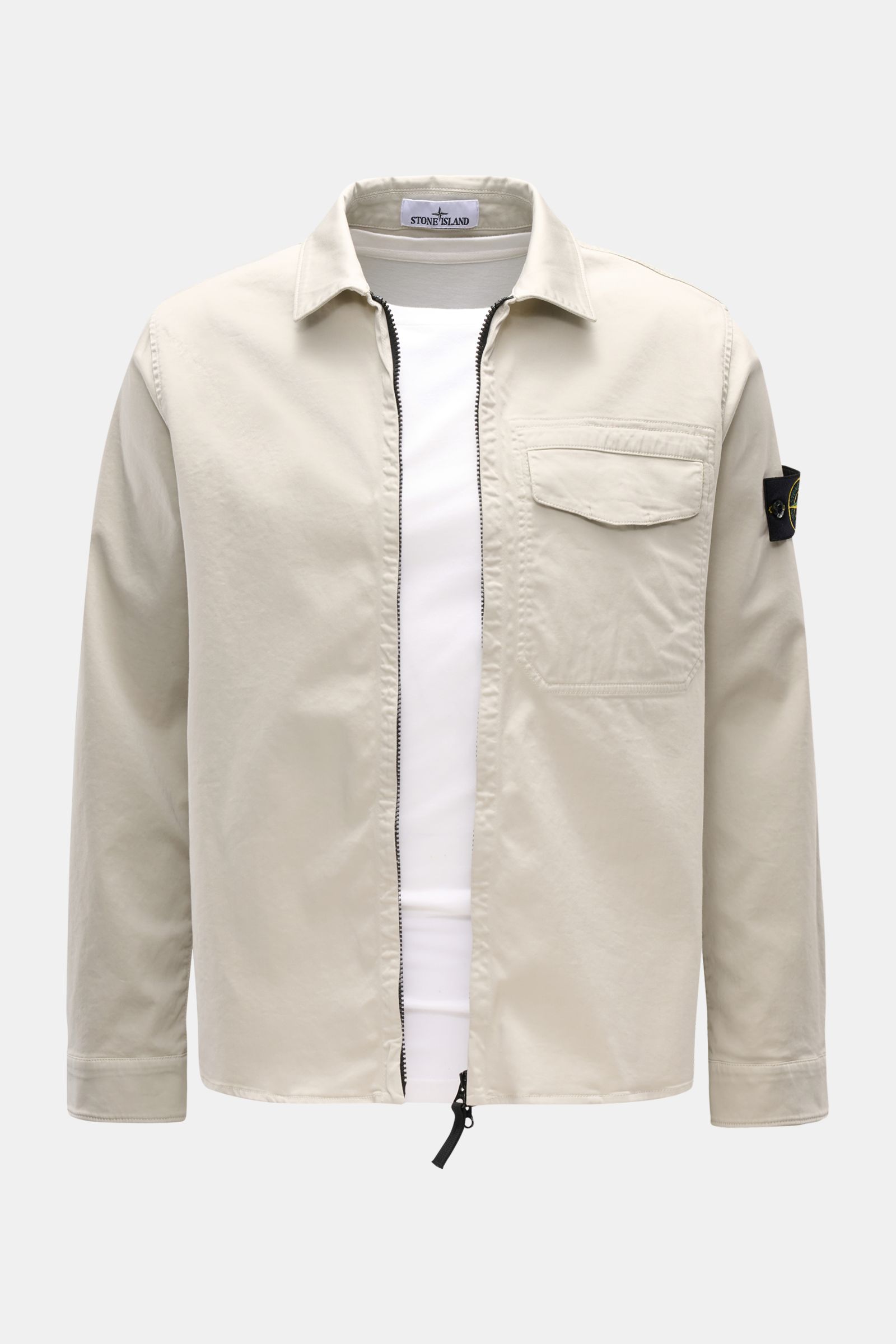 Stone Island Overshirt 'Cotton Satin' sand, Slim Fit, elastische Baumwolle, weicher Griff, frontale Nahaufnahme, Zwei-Wege-Reißverschluss, Umlegekragen, Brusttasche, Kompass-Badge am Ärmel, Ärmel mit Knopfabschluss.