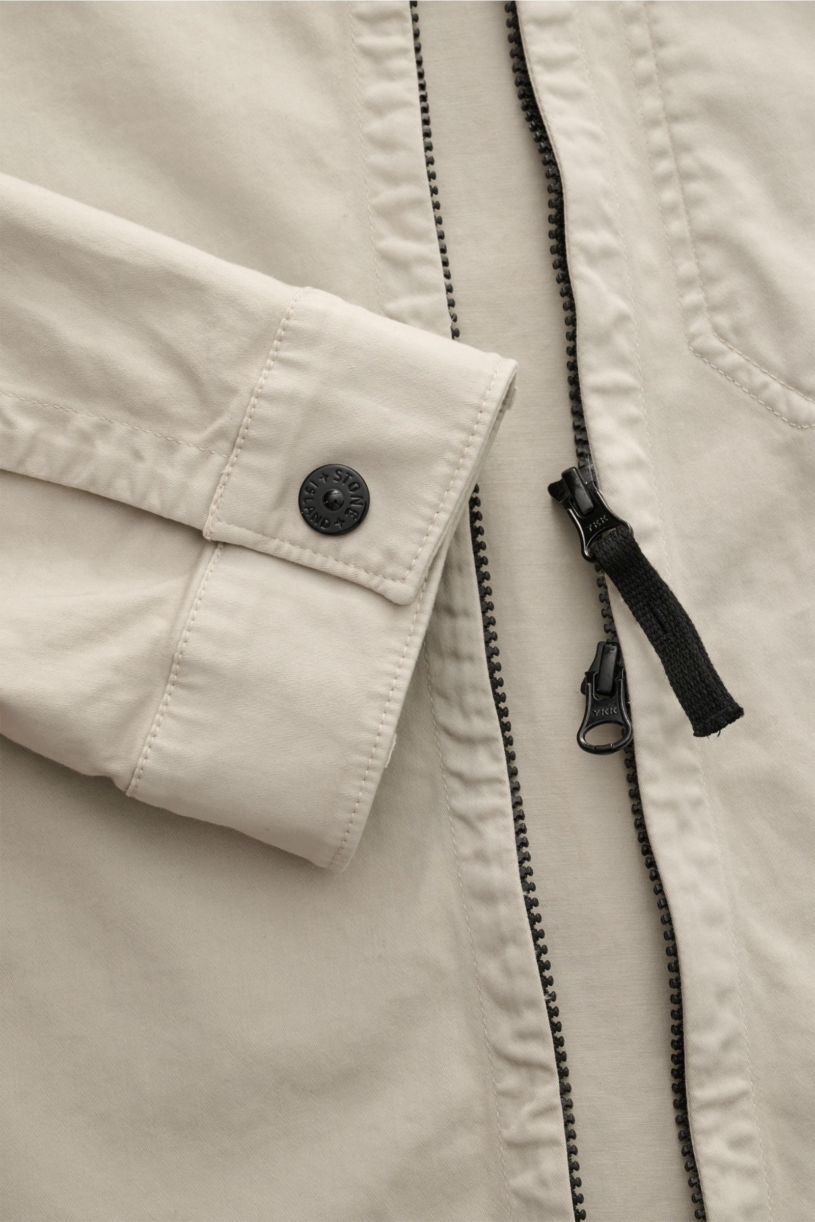 Stone Island Overshirt 'Cotton Satin' sand, Detailaufnahme des Ärmels mit Knopf und zwei-Wege-Reißverschluss, elastische Baumwolle, Slim Fit