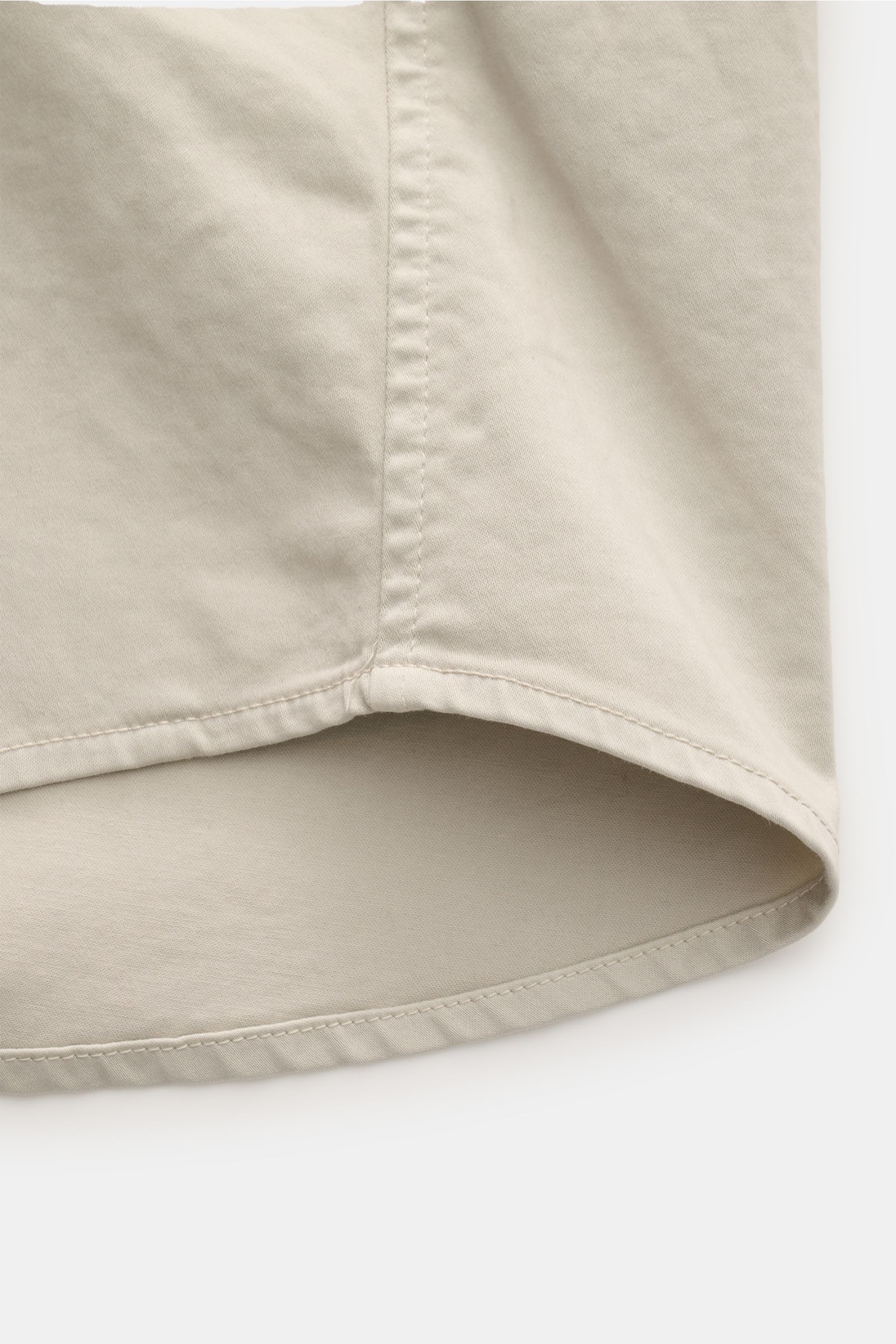 Stone Island Overshirt 'Cotton Satin' sand, Nahaufnahme Saum mit elastischer Baumwolle, weichem Griff und Slim Fit, leichter Stoff, Detailansicht.