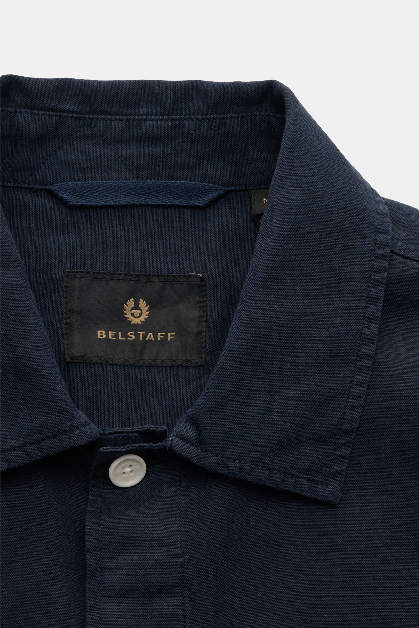 Belstaff Overshirt 'Maritime' navy, Nahaufnahme von Kragen und verdeckter Knopfleiste, Baumwoll-Leinen-Mix mit BELSTAFF-Label am Ärmel.