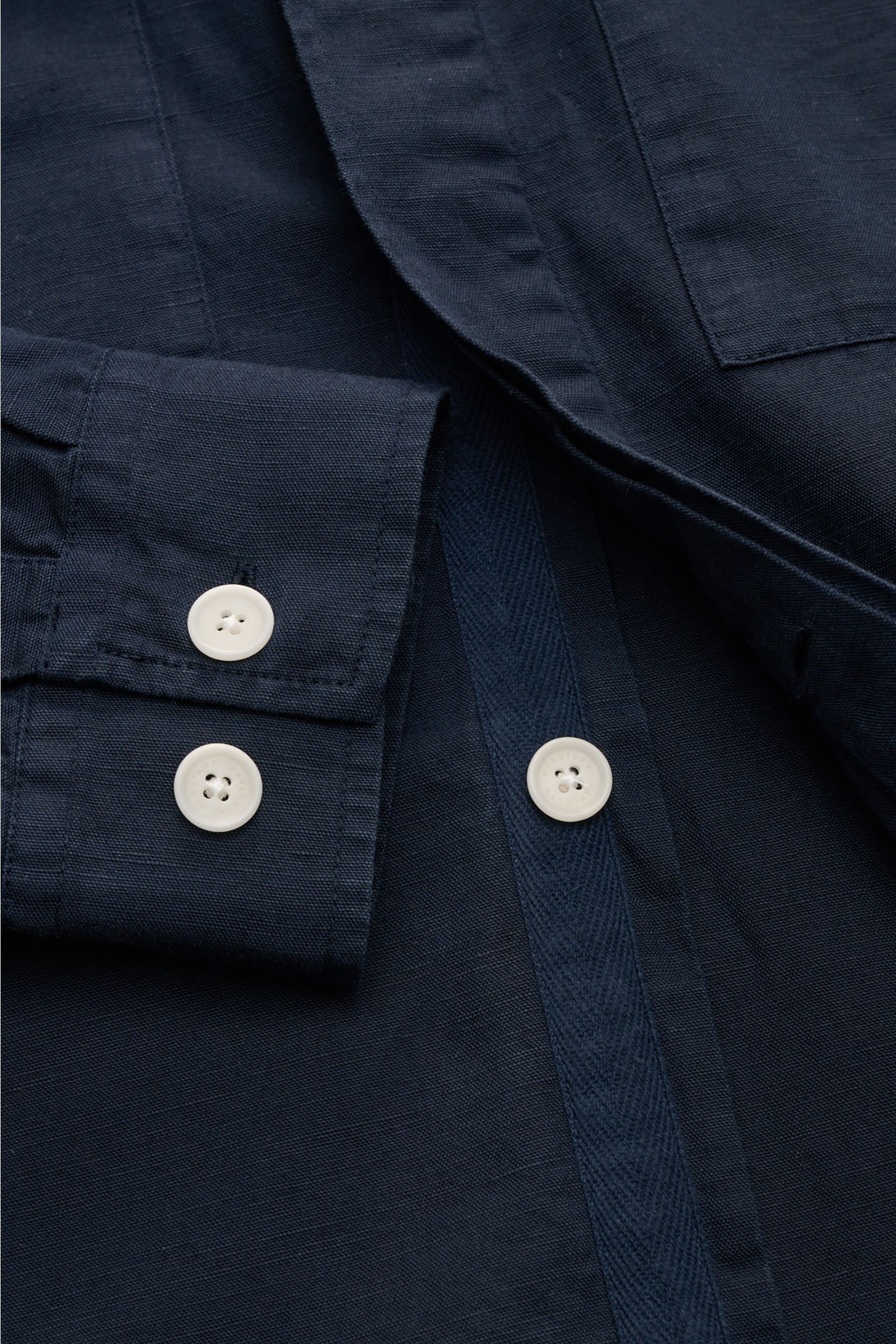 Belstaff Overshirt 'Maritime' navy im Close-up von oben, Baumwoll-Leinen-Mix, Slim Fit, verdeckte Knopfleiste, Sportmanschette mit zwei weißen Knöpfen.