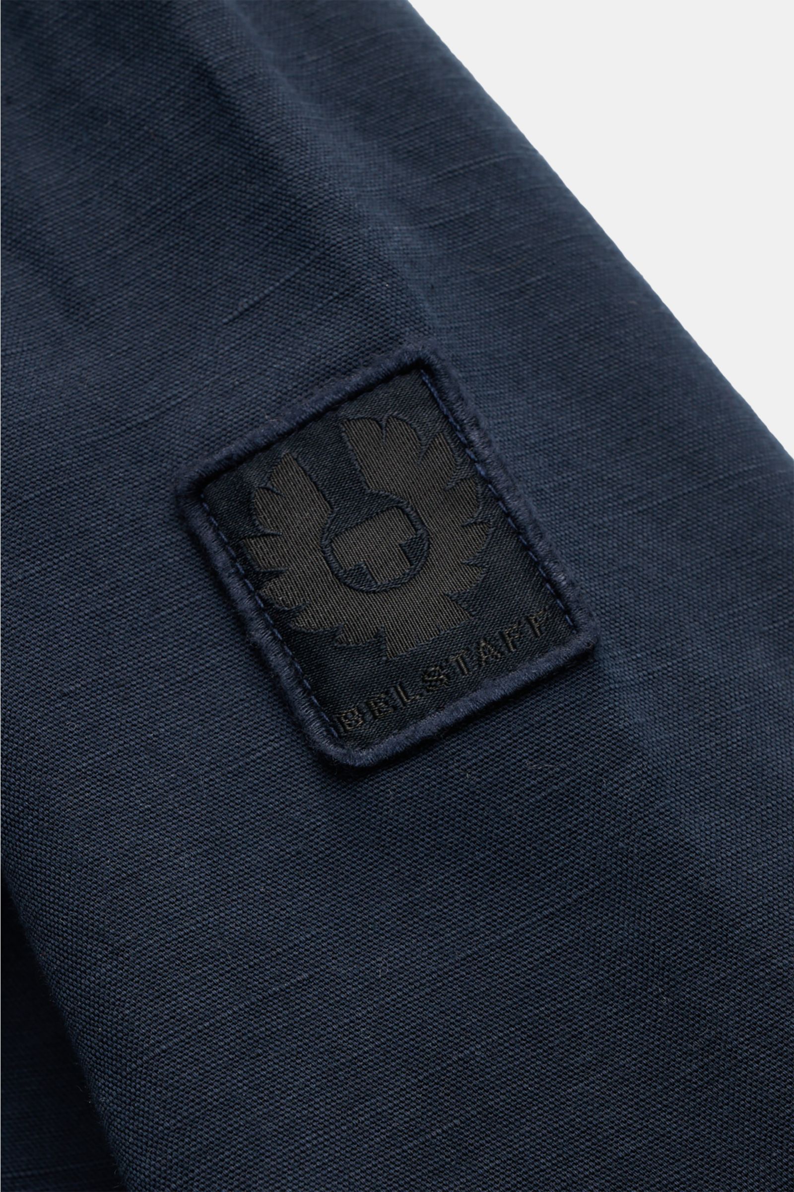Belstaff Overshirt 'Maritime' navy in Nahaufnahme von schräg oben, Baumwoll-Leinen-Mix mit BELSTAFF-Logo auf Ärmel.