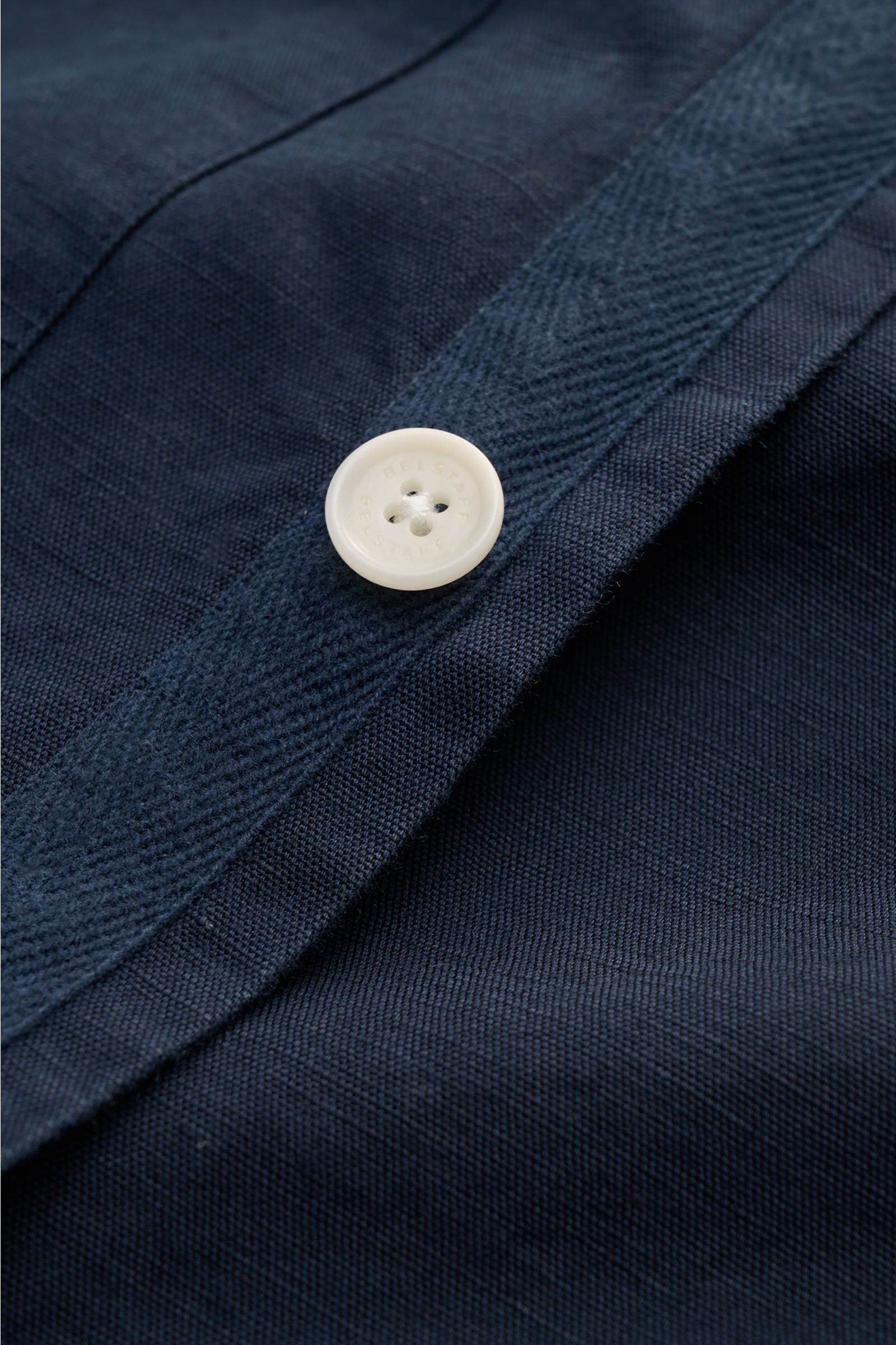 Belstaff Overshirt 'Maritime' navy, Detailaufnahme der verdeckten Knopfleiste mit weißem Knopf aus Baumwoll-Leinen-Mix, Slim Fit, strukturierte Haptik.