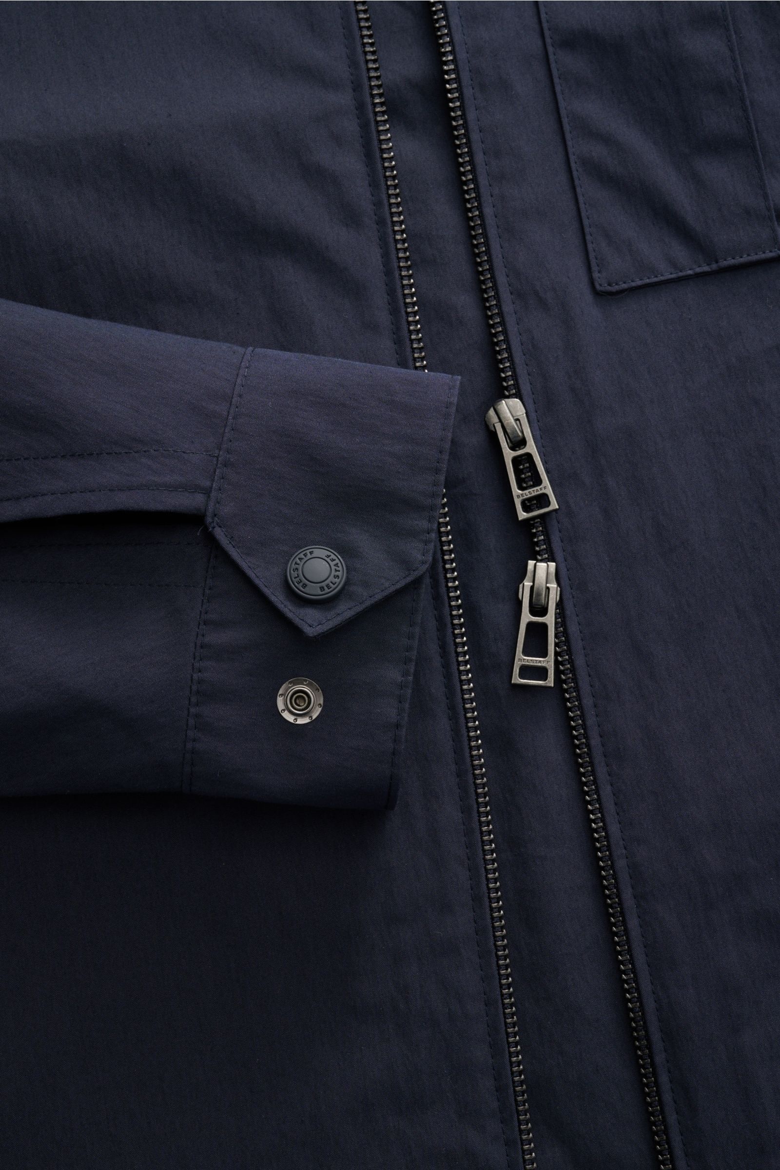 Belstaff Overshirt 'Cargo' navy Detailansicht von vorne auf Reißverschluss, Cargo-Brusttasche, Manschette mit Druckknopf aus Baumwoll-Microfaser-Mix.
