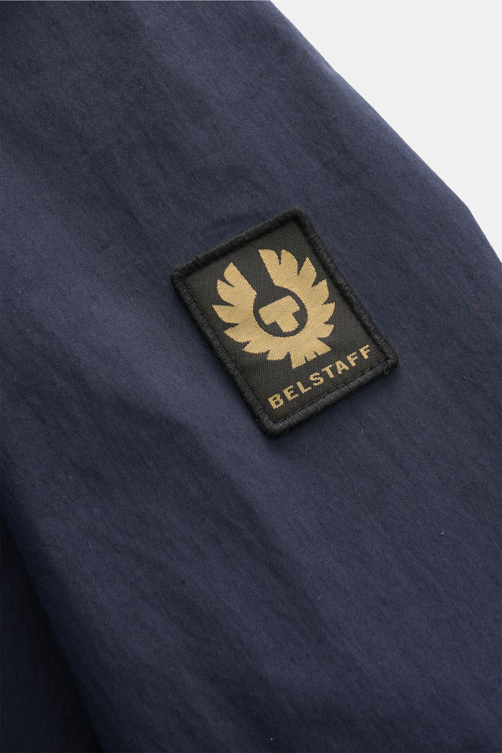 Belstaff Overshirt 'Cargo' navy aus Baumwoll-Microfaser-Mix, Detailaufnahme des BELSTAFF-Logos auf dem Ärmel, Nahaufnahme.