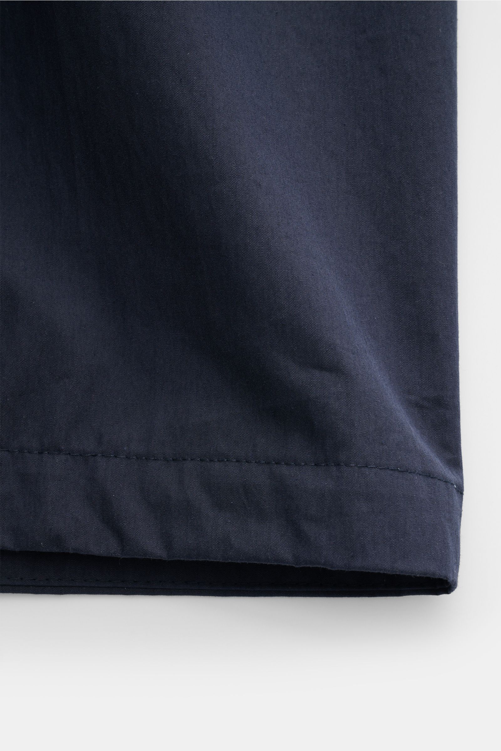 Belstaff Overshirt 'Cargo' navy, Detailaufnahme des geraden Saumverlaufs aus Baumwoll-Microfaser-Mix, Nahaufnahme von unten rechts.