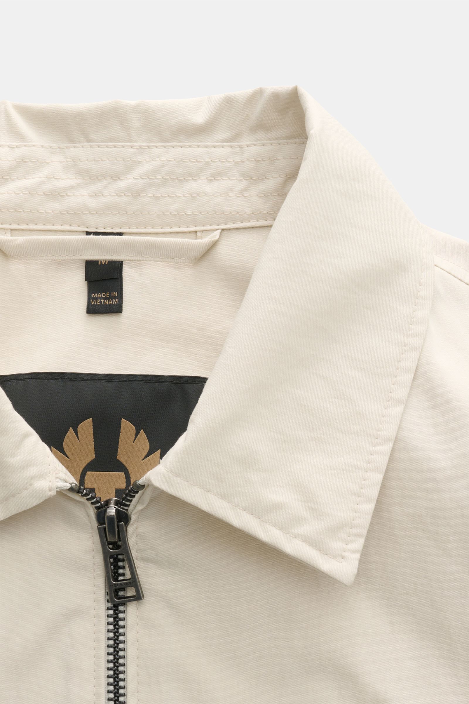 Belstaff Overshirt 'Cargo' sand aus Baumwoll-Microfaser-Mix, Slim Fit, Detailaufnahme Kragen und Zwei-Wege-Reißverschluss frontal.