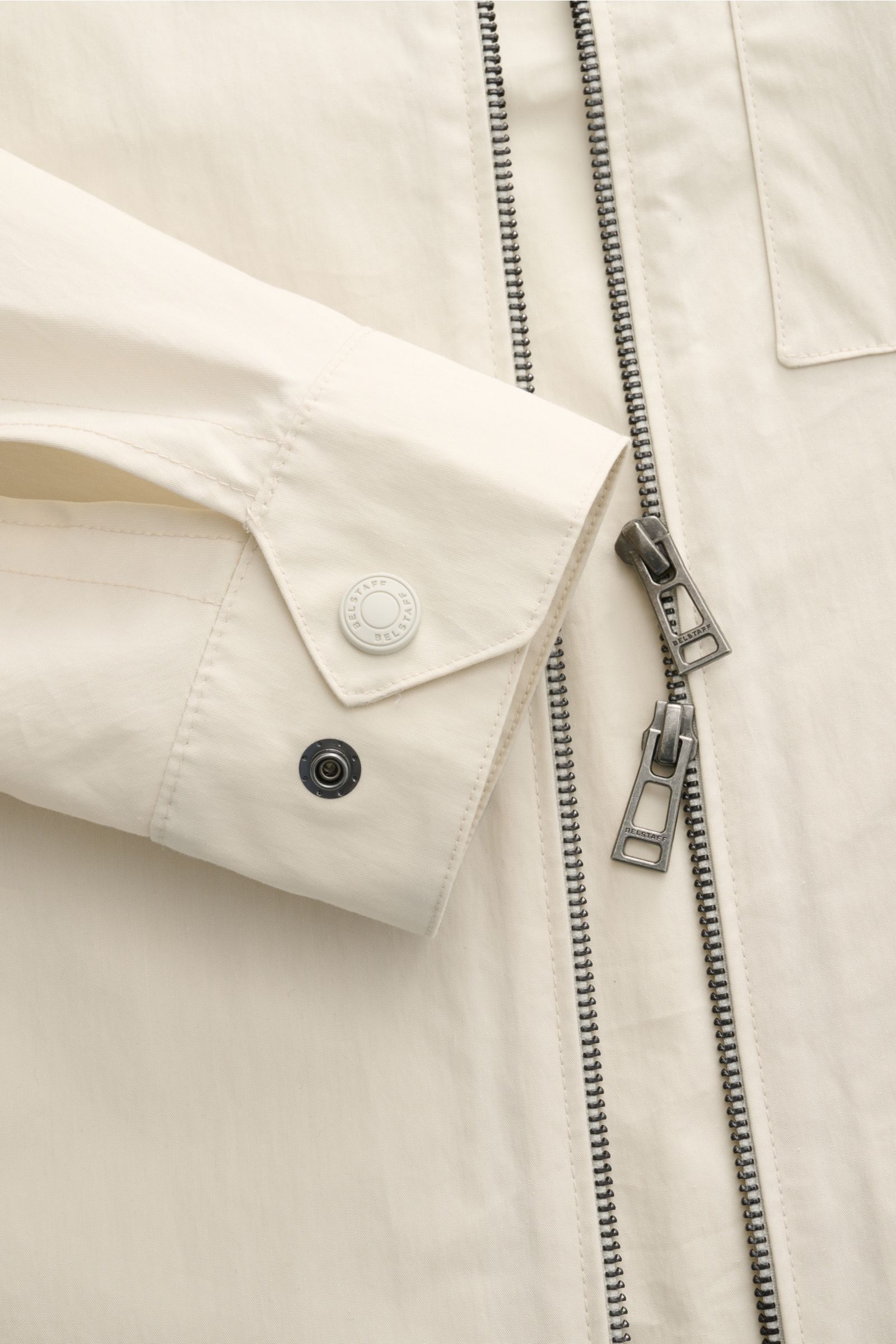 Belstaff Overshirt 'Cargo' sand aus Baumwoll-Microfaser, Detailaufnahme von Reißverschluss, Manschette mit Druckknopf und Brusttasche, Slim Fit.
