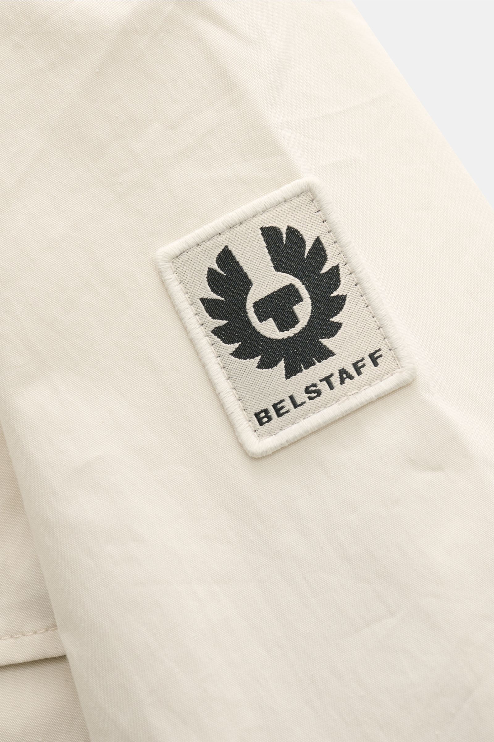 Belstaff Overshirt 'Cargo' sand Detailaufnahme des Weblabels auf leicht griffigem Baumwoll-Microfaser-Mix, Nahperspektive