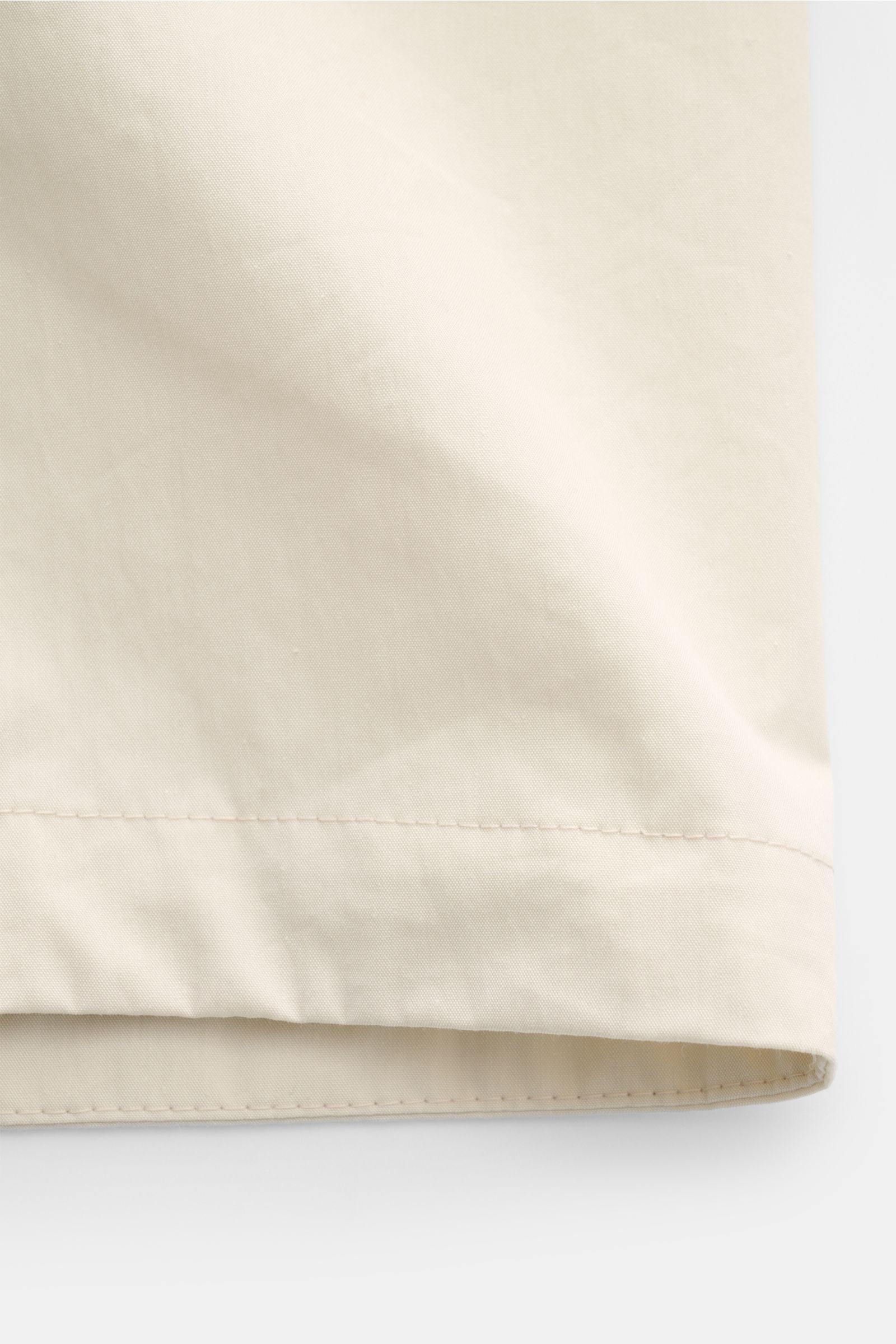 Belstaff Overshirt 'Cargo' sand, Slim Fit, aus Baumwoll-Microfaser-Mix, frontale Nahaufnahme mit Umlegekragen und Cargo-Brusttasche.