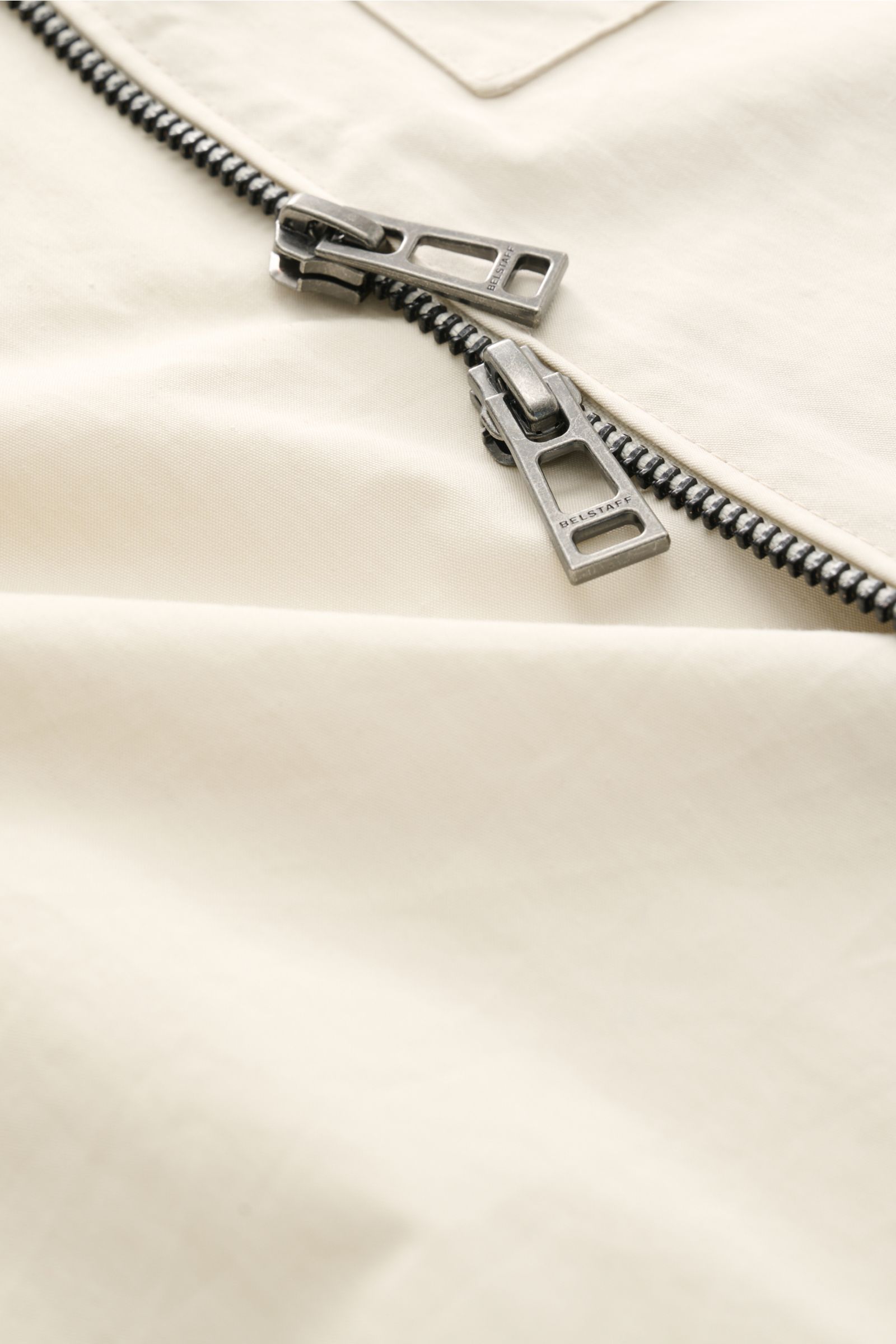 Belstaff Overshirt 'Cargo' sand aus Baumwoll-Microfaser, Detailaufnahme des zwei-wege-Reißverschlusses aus schräger Perspektive.