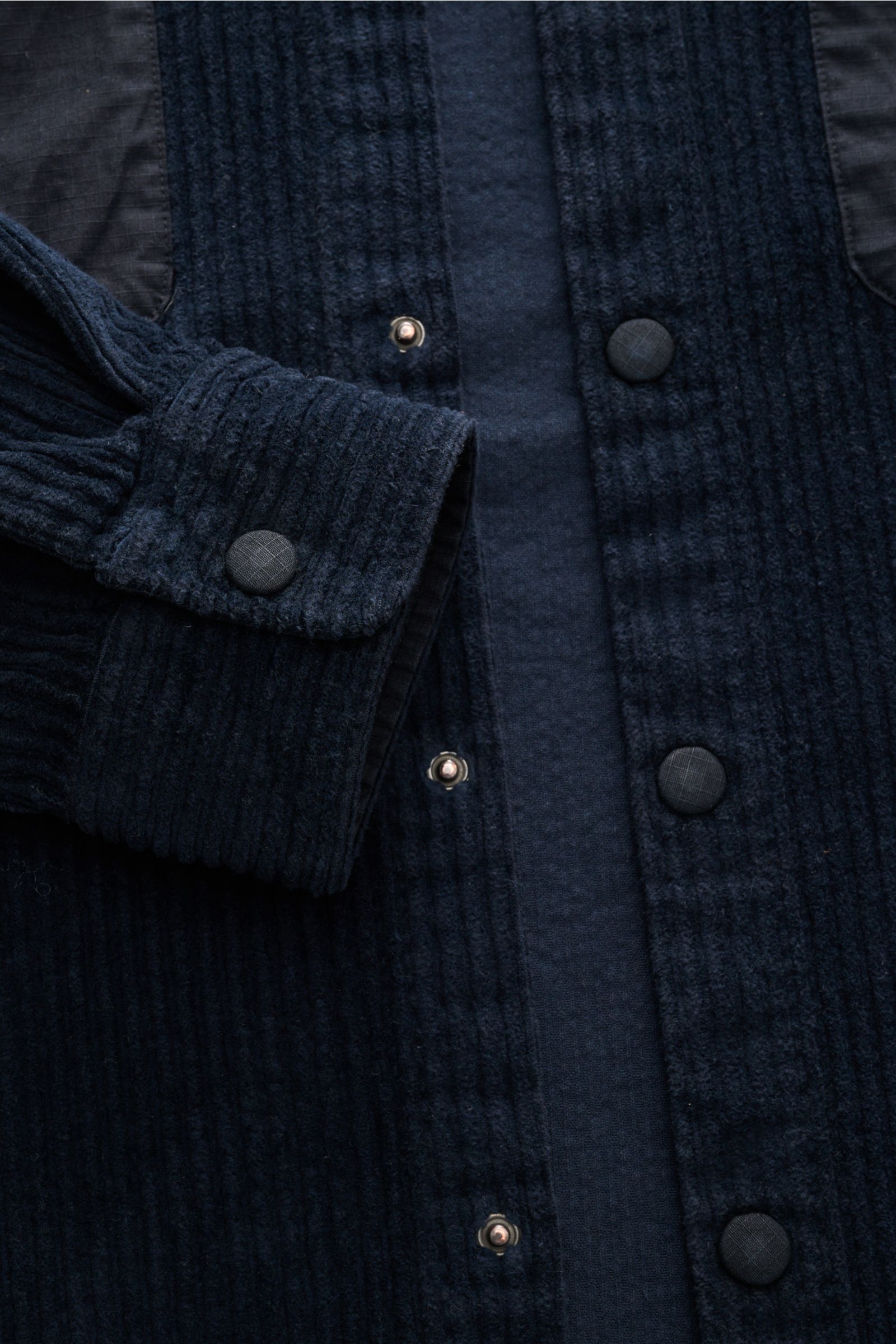 Close-up front view of the 04651/ A trip in a bag Cord-Overshirt navy showing Breitcord aus Baumwolle, komfortabler Stretch-Anteil, weicher Griff, garment dyed, oversized fit, Druckknopfleiste, Kent-Kragen, aufgesetzte Brusttaschen in Kontraststoff, Ärmel