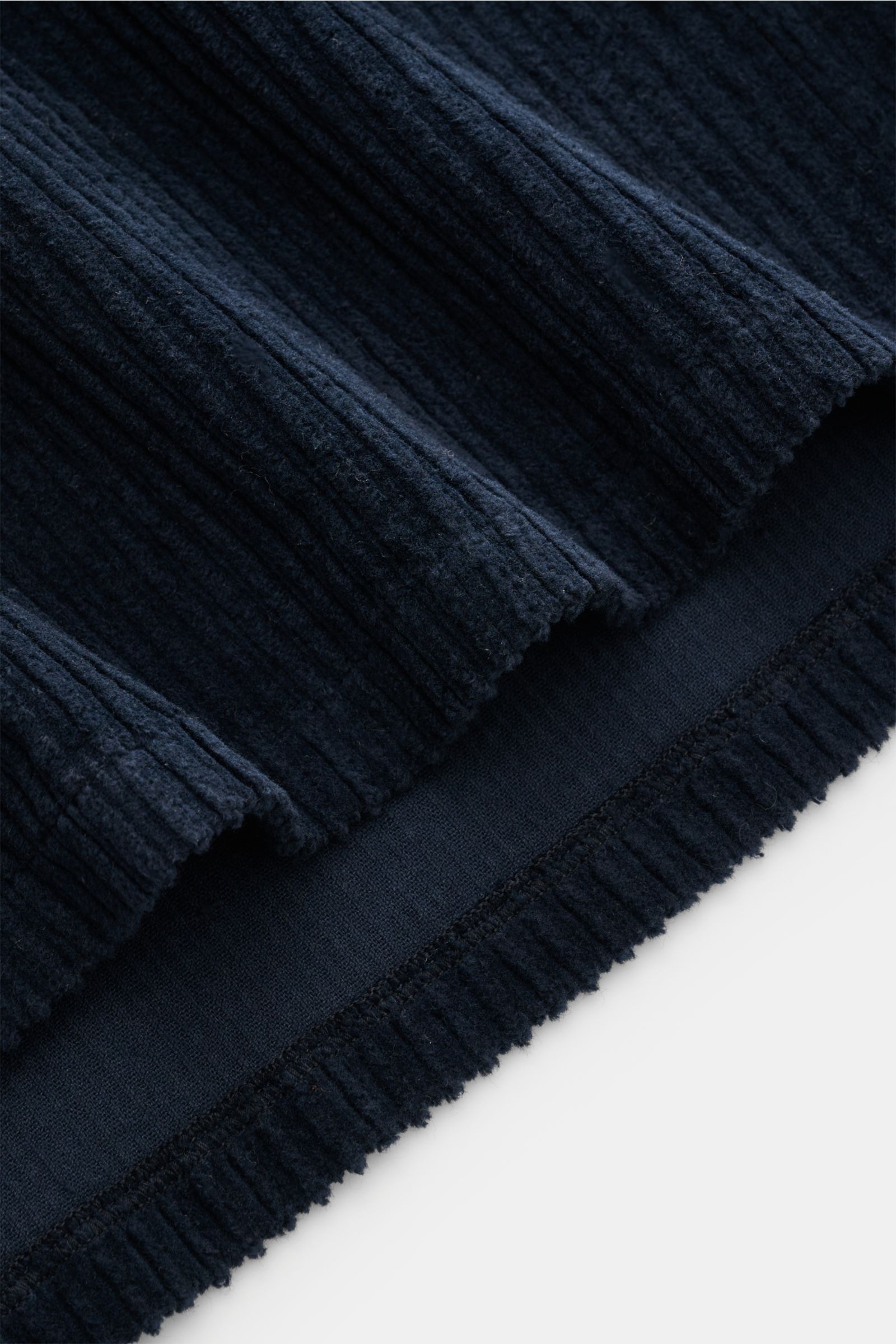 Close-up angled view of the navy 04651/ A trip in a bag Cord-Overshirt navy showing soft, garment dyed Breitcord aus Baumwolle with a comfortable stretch Anteil and weicher Griff, featuring Druckknopfleiste, Kent-Kragen, oversized fit, aufgesetzte Brustta