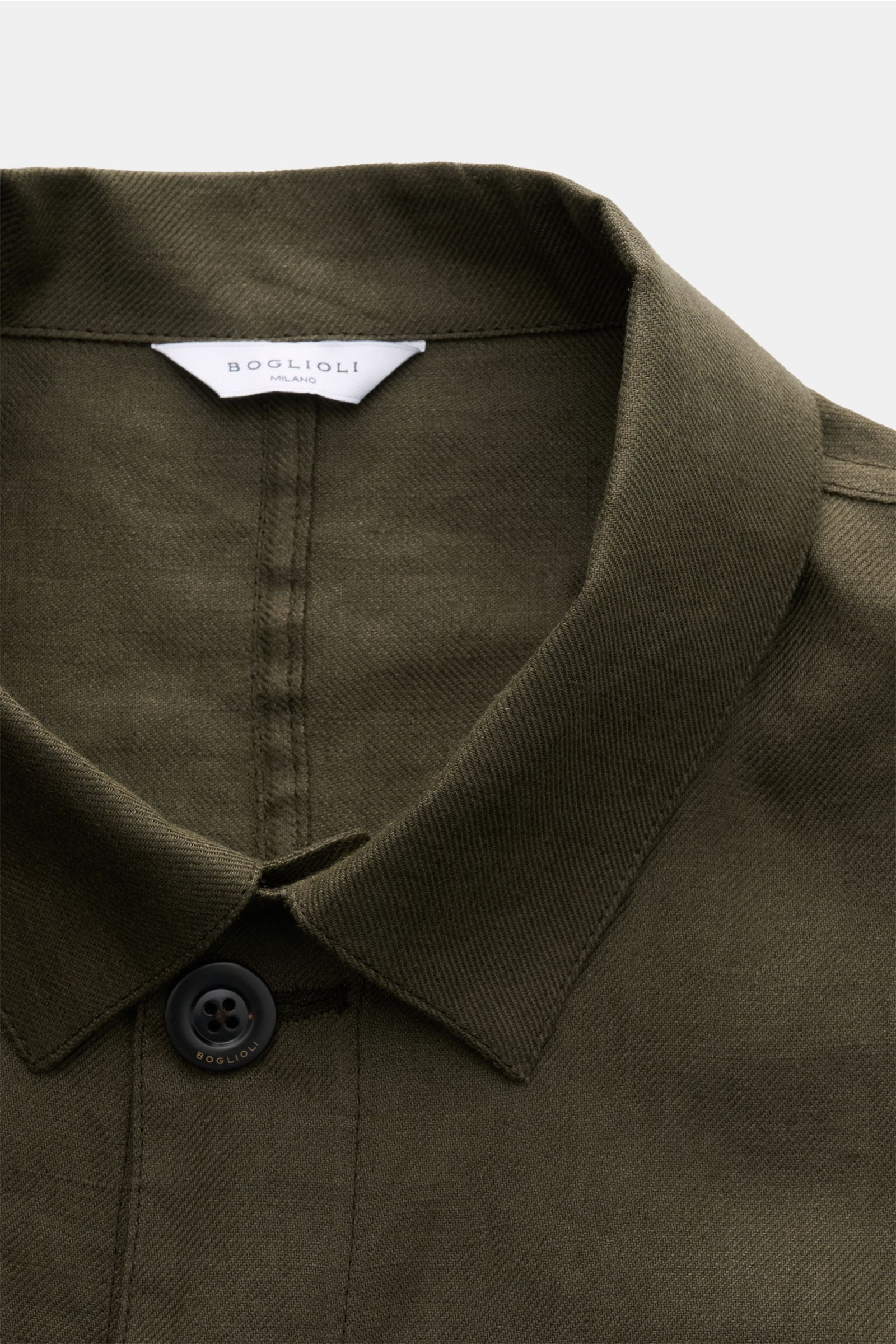 Boglioli Leinen Overshirt oliv, Nahaufnahme von Umlegekragen, Knopf und feinem Twill in Slim Fit aus reinem Leinen, Unconstructed Design.