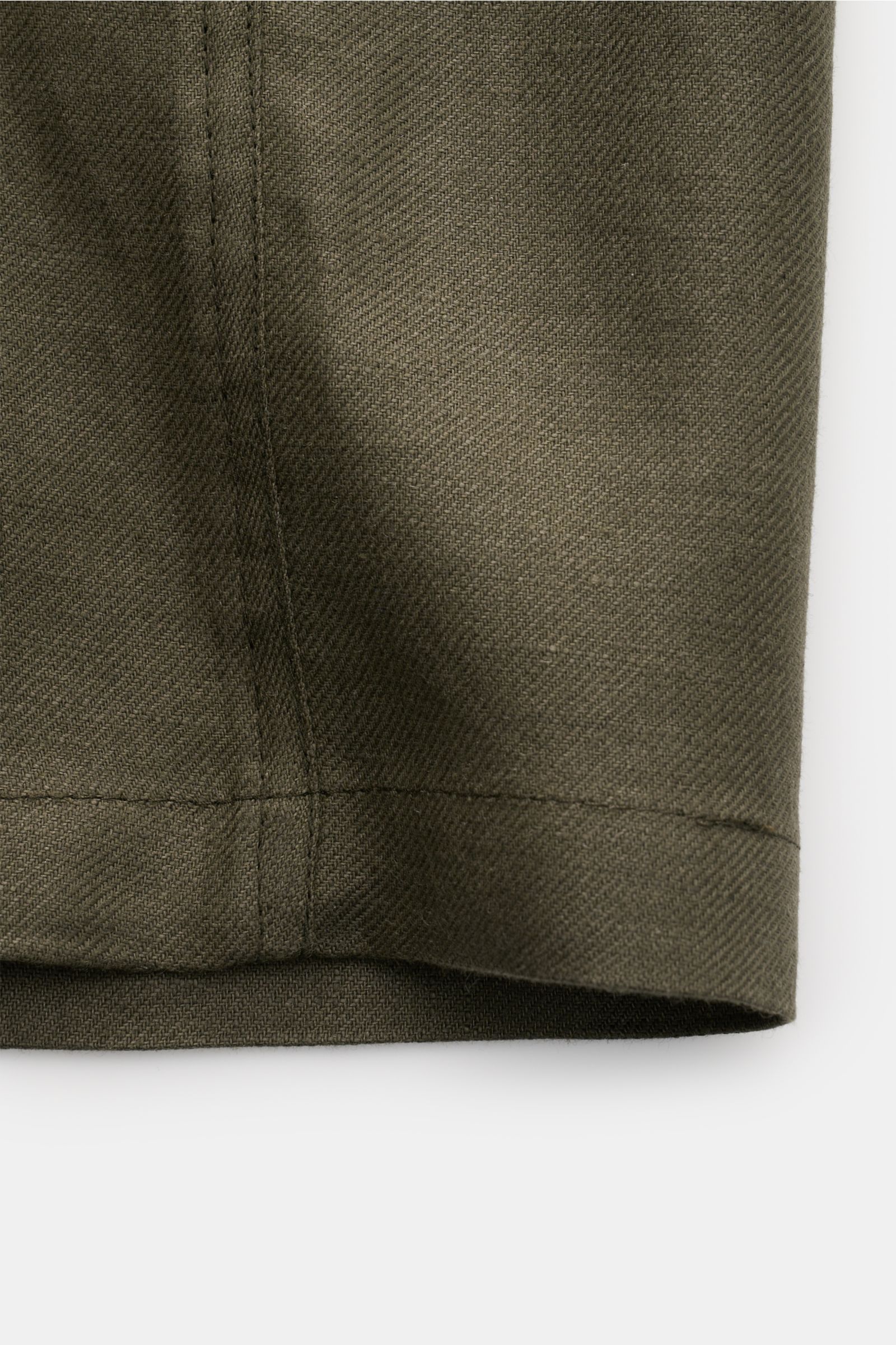 Boglioli Leinen Overshirt oliv in Slim Fit, Detailaufnahme des Saums aus feinem Twill-Leinen, Unconstructed Design, ideal für edle Layering-Looks.
