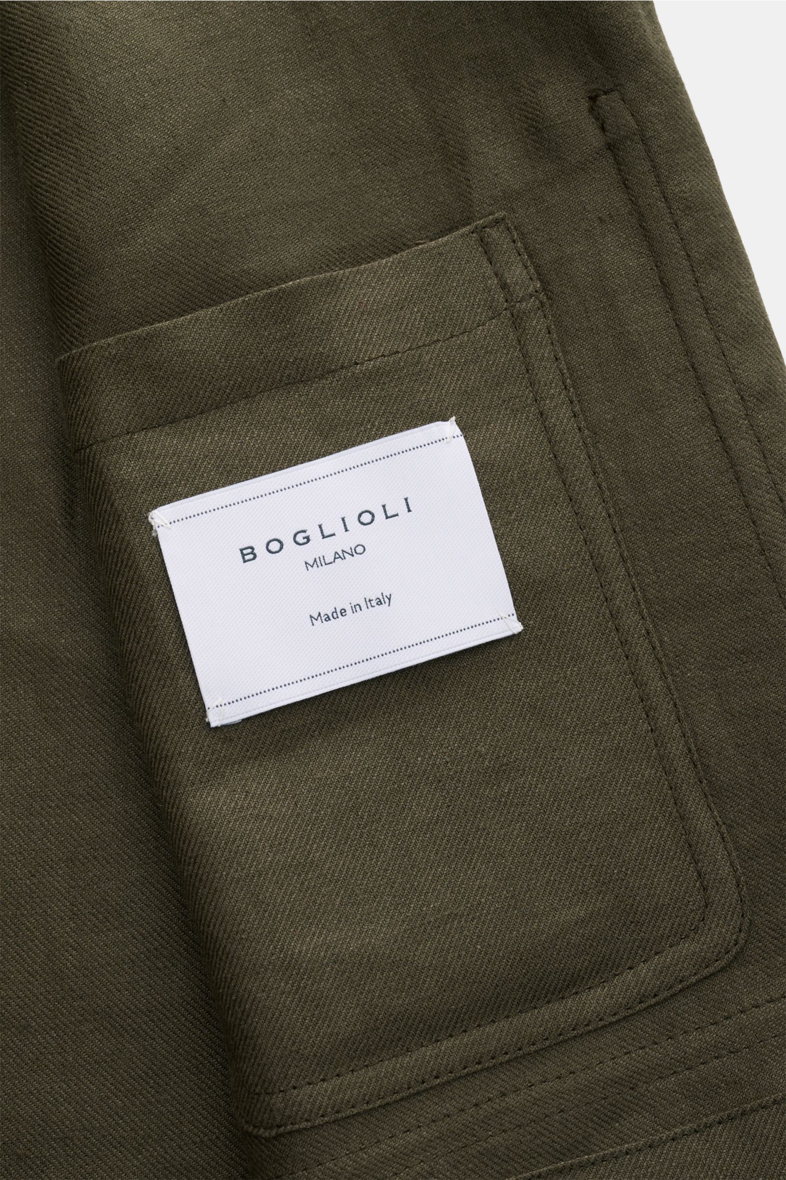 Nahaufnahme von der Innentasche des Boglioli Leinen Overshirt oliv aus feinem Twill, reines Leinen, Slim Fit.
