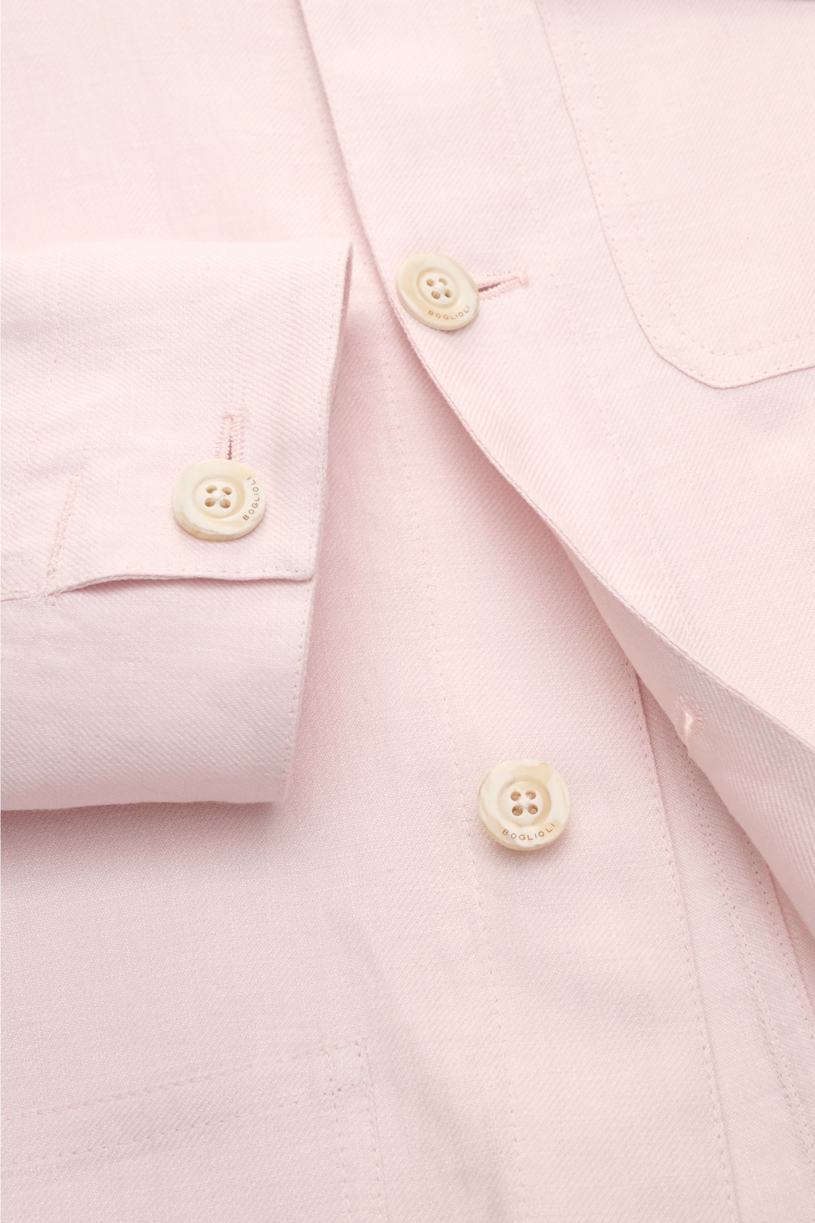 Close-up front view of the Boglioli Leinen Overshirt rosé, showing fine twill linen fabric, buttoned cuff, buttons with Boglioli engraving, and chest pocket with flap. Ideal für edle Layering-Looks in der Übergangszeit: Mit dem unkomplizierten Unconstr
