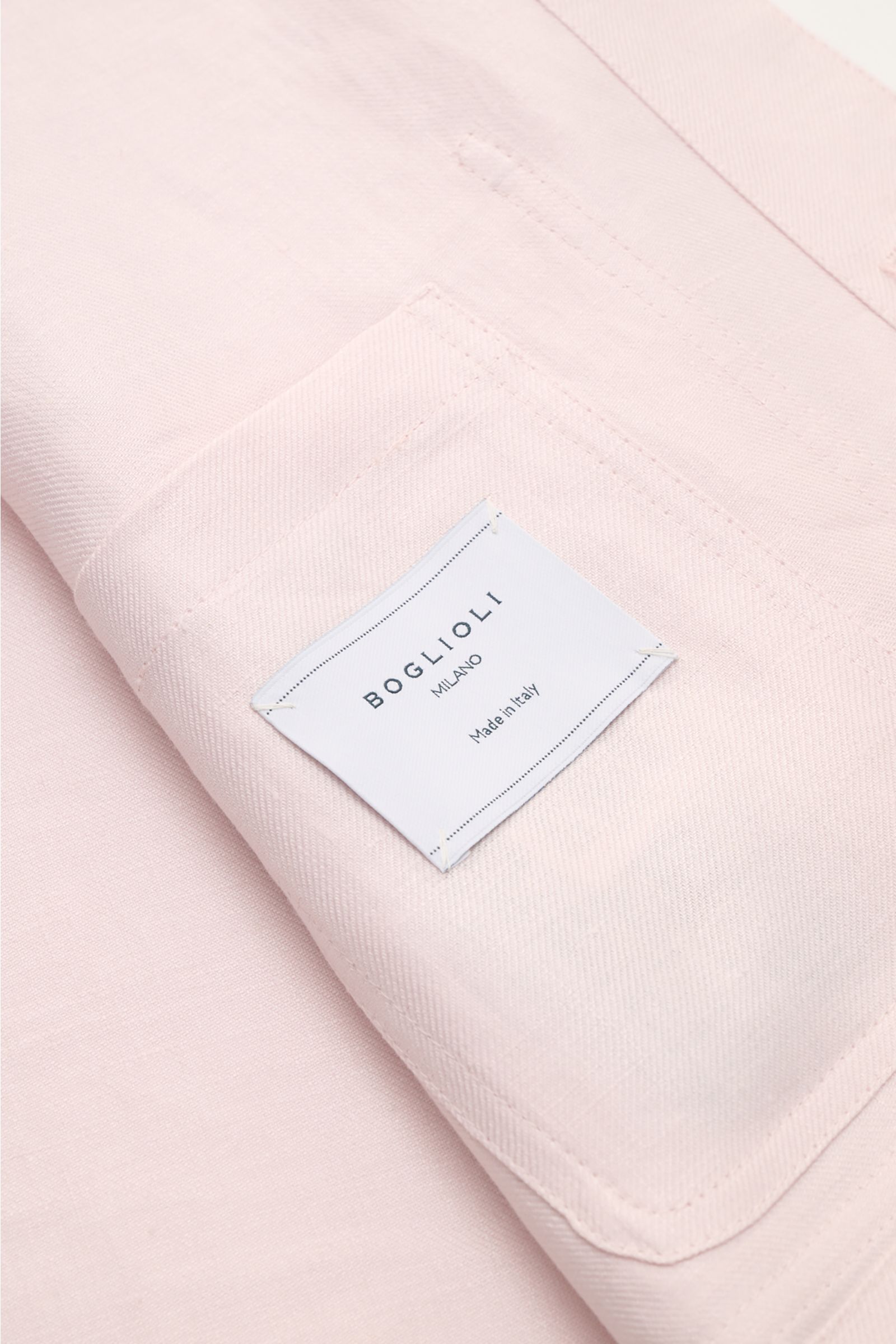 Close-up view of the inner pocket with a white Boglioli Milano label on the rosé Boglioli Leinen Overshirt rosé made of pure linen twill.

Ideal für edle Layering-Looks in der Übergangszeit: Mit dem unkomplizierten Unconstructed-Overshirt von BOGLIOLI 
