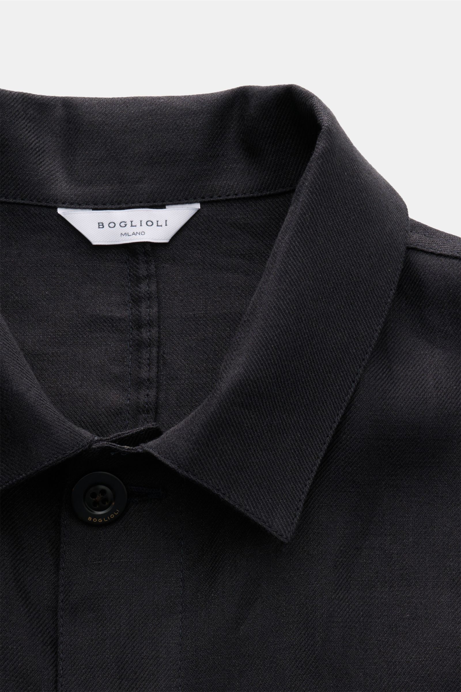 Boglioli Leinen Overshirt navy, Nahaufnahme des Umlegekragens und Knopfleiste aus feinem Twill, Slim Fit, reines Leinen, Unconstructed Design.