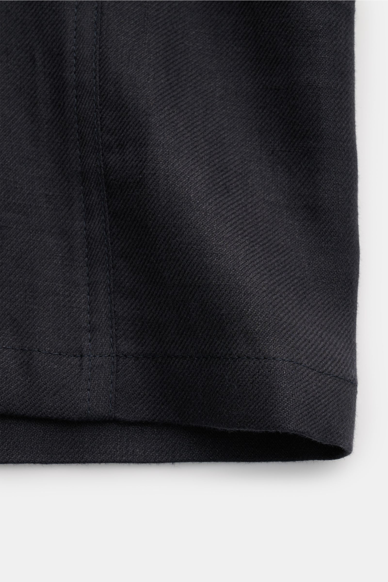 Boglioli Leinen Overshirt navy aus reinem Leinen in feinem Twill, Slim Fit, mit Umlegekragen, Knopfleiste, Brust- und Hüfttaschen, Ärmel mit Knopf, Unconstructed Design, Innentasche, Detailansicht.