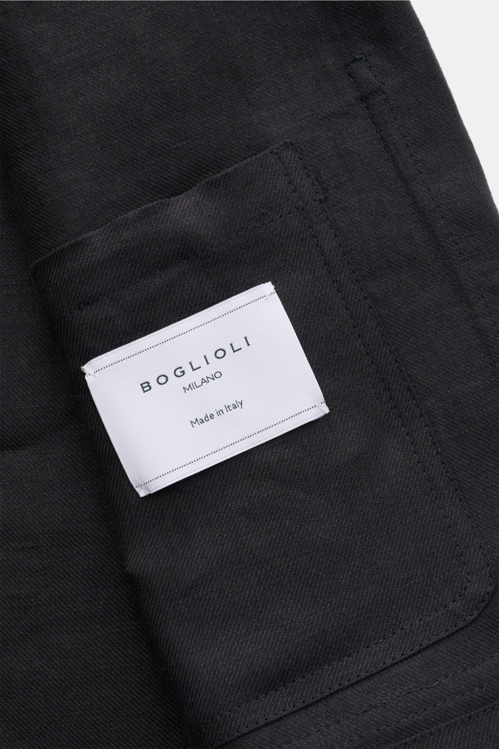 Nahaufnahme des Boglioli Leinen Overshirt navy aus feinem Twill, Slim Fit, Unconstructed Design, mit Innen- und Brusttasche, Knopfverschluss.