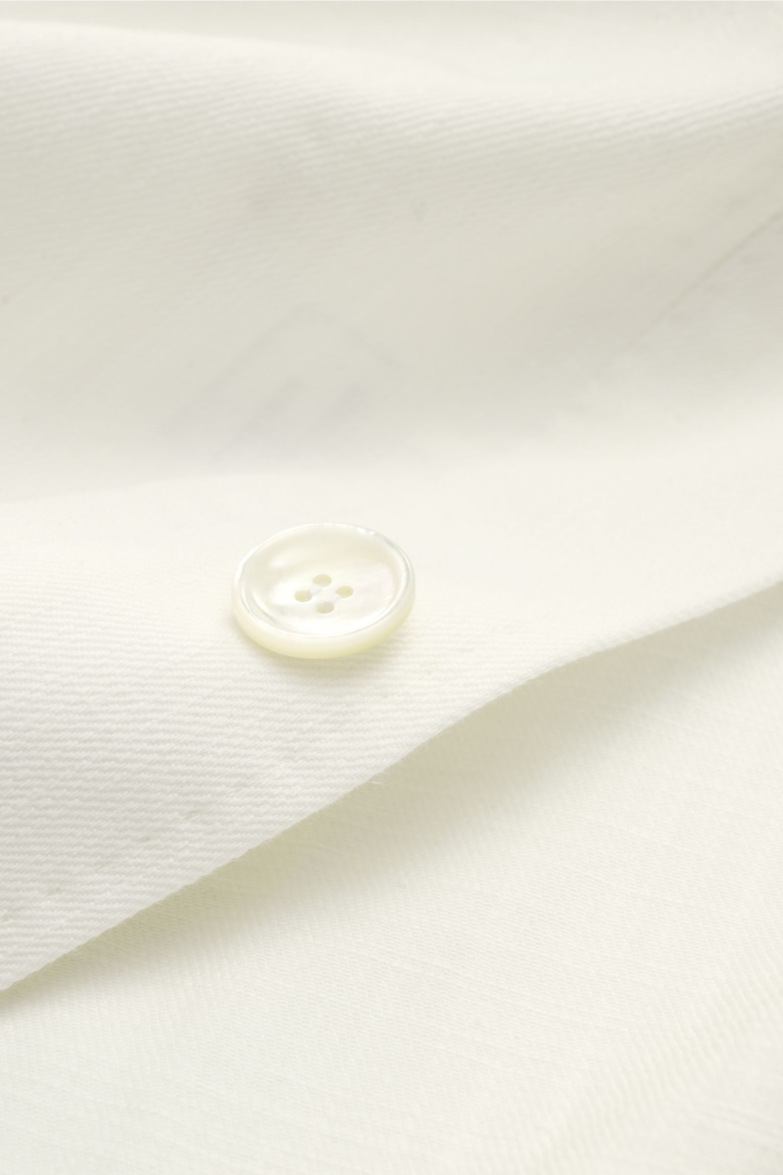 Close-up view of the Stile Latino Overshirt 'Gbu Teseo' cream button on pure cotton fabric, showing soft texture and fine detail.

Luxurious layers: This sophisticated overshirt by STILE LATINO combines exquisite quality with timeless elegance – a styl