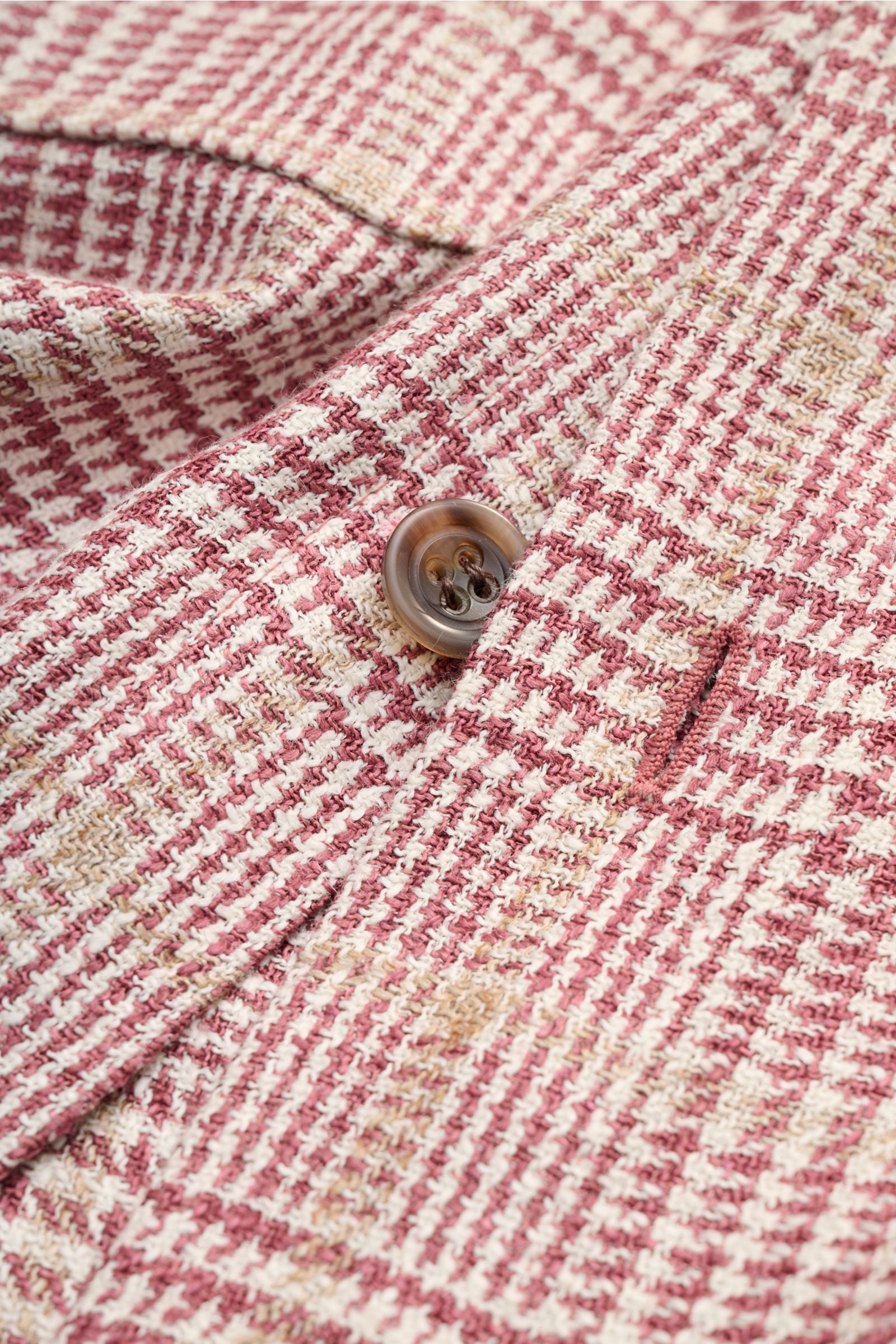 Close-up view of the Stile Latino Overshirt 'Gu Kansas' dark red/cream checked fabric, showing a tortoiseshell button and glen check pattern texture. Luxuriously confident style from Italy: This elegant overshirt by STILE LATINO combines exquisite quality