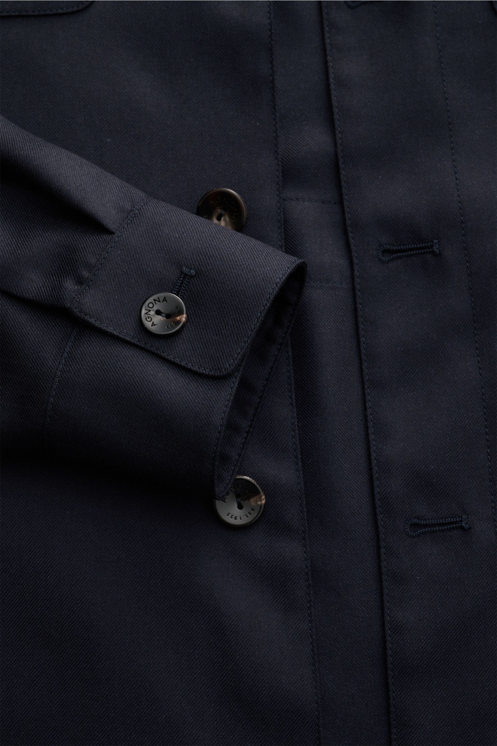 Close-up front view of the Agnona Overshirt navy, showing the six-button placket, cuff with branded button, and fine twill texture of the cashmere-silk blend fabric. Stilvolles Layering-Piece in Perfektion: Mit seinem luxuriösen Cashmere-Seide-Mix wird da