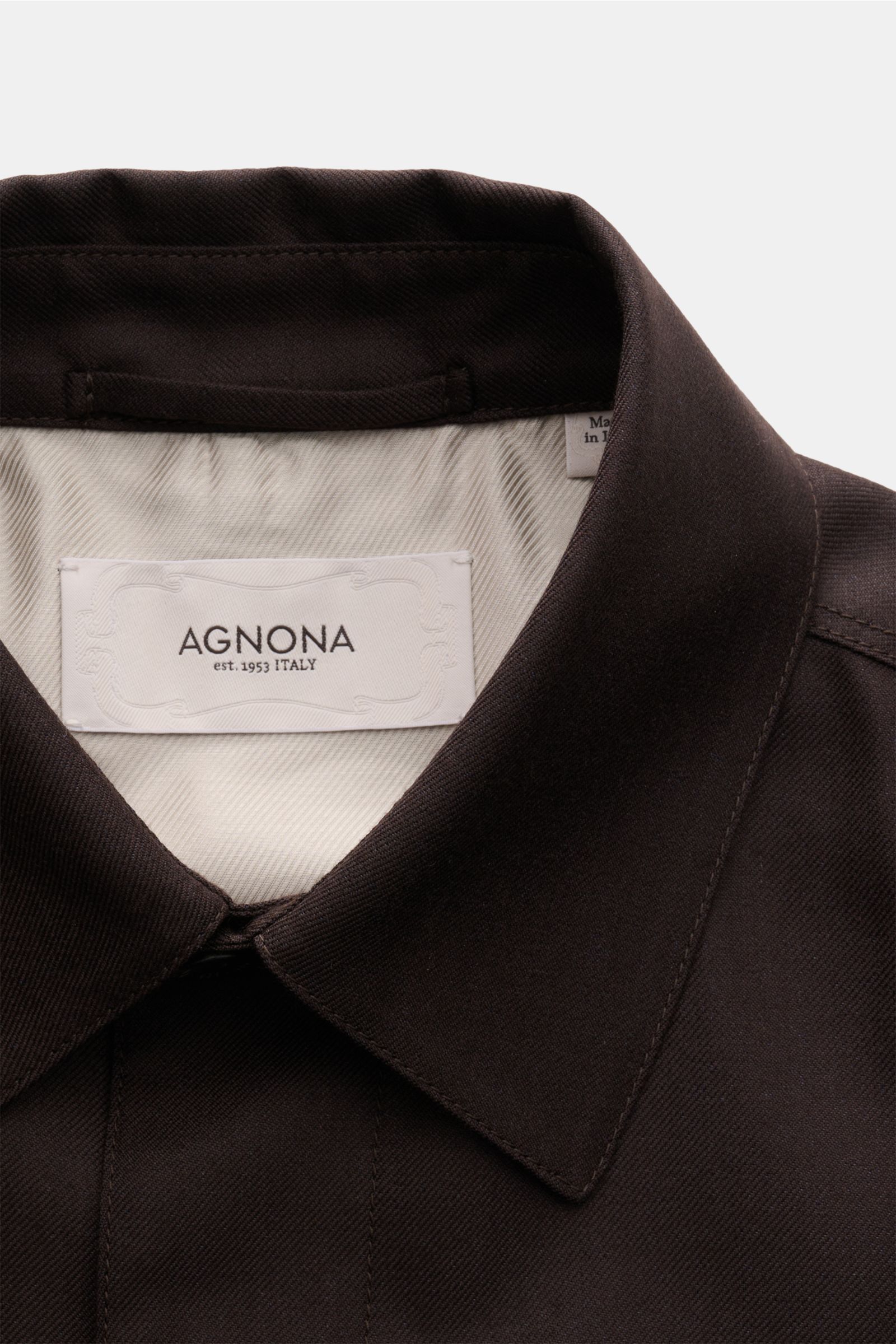 A close-up front view of the Agnona Overshirt dunkelbraun collar, highlighting its slim fit, soft cashmere-silk mix, six-button placket, and smooth finish.