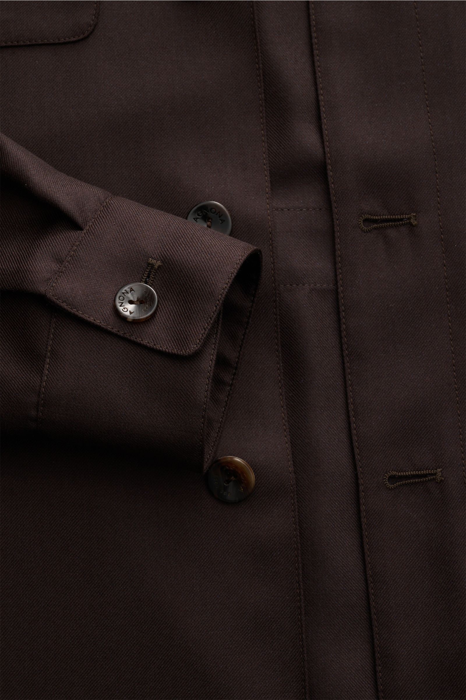 Close-up front view of the Agnona Overshirt dunkelbraun in a luxurious cashmere-silk mix, showing slim fit, six-button placket, cuff with button, and fine stitching. Stilvolles Layering-Piece in Perfektion: Mit seinem luxuriösen Cashmere-Seide-Mix wird