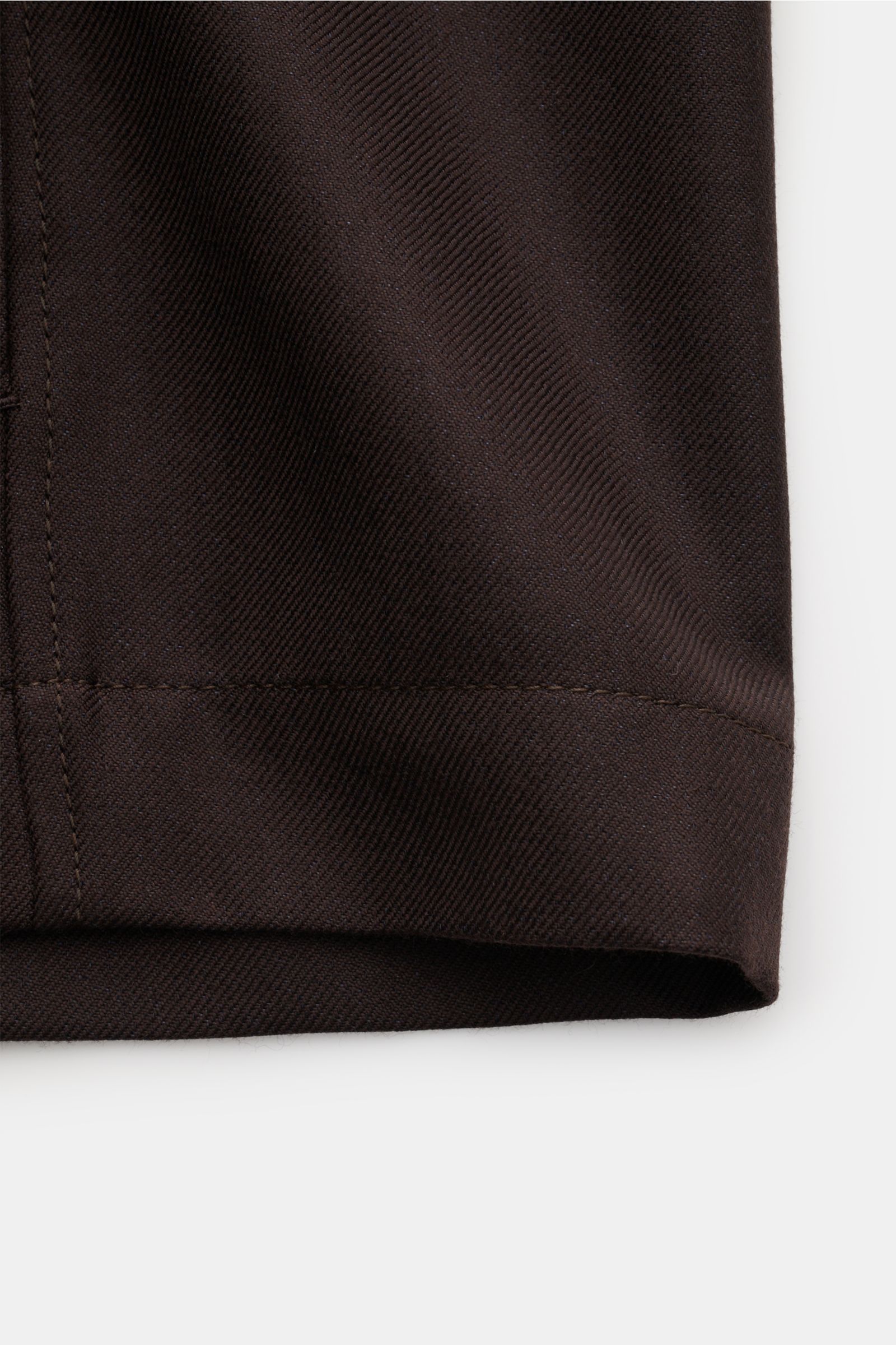 Close-up view of the hem and fabric texture of the Agnona Overshirt dunkelbraun, a slim-fit luxury layer with cashmere-silk blend.