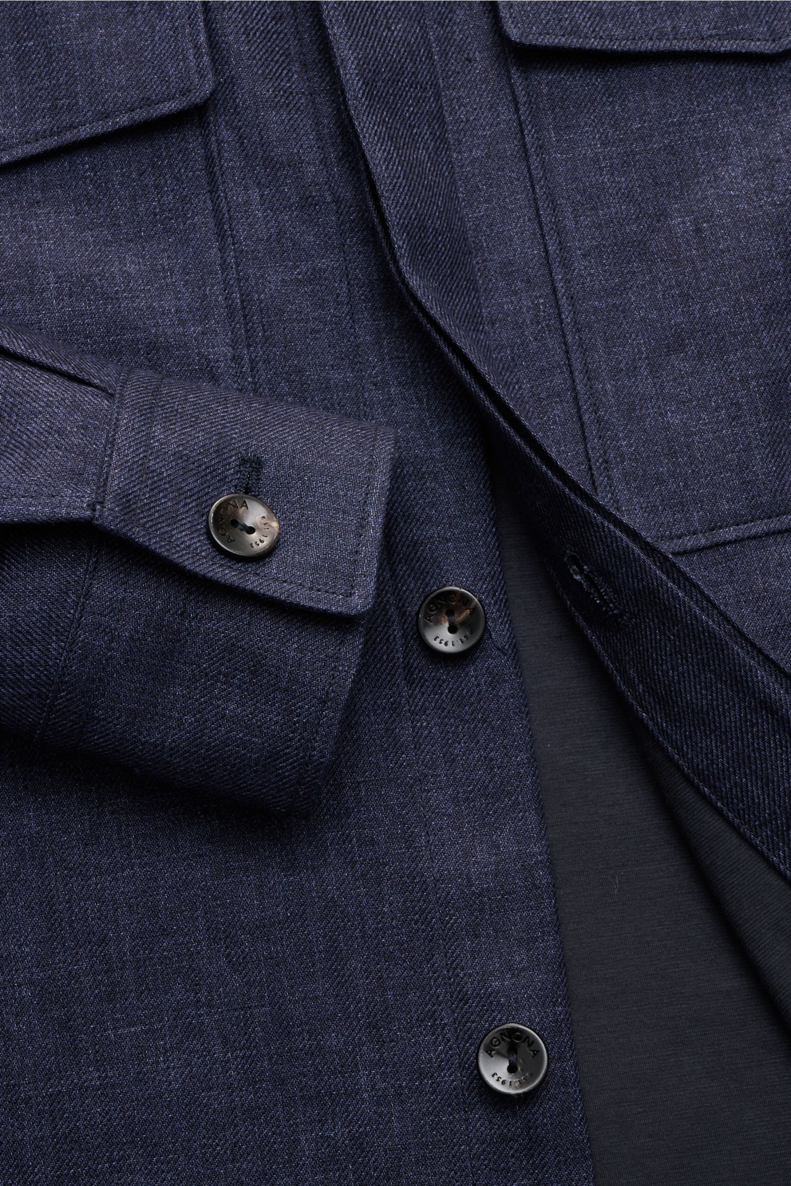 Agnona Overshirt navy meliert aus reinem Leinen, Slim Fit, mit Umlegekragen, Sechs-Knopf-Leiste, Brusttaschen und Knopfärmeln, Nahaufnahme.
