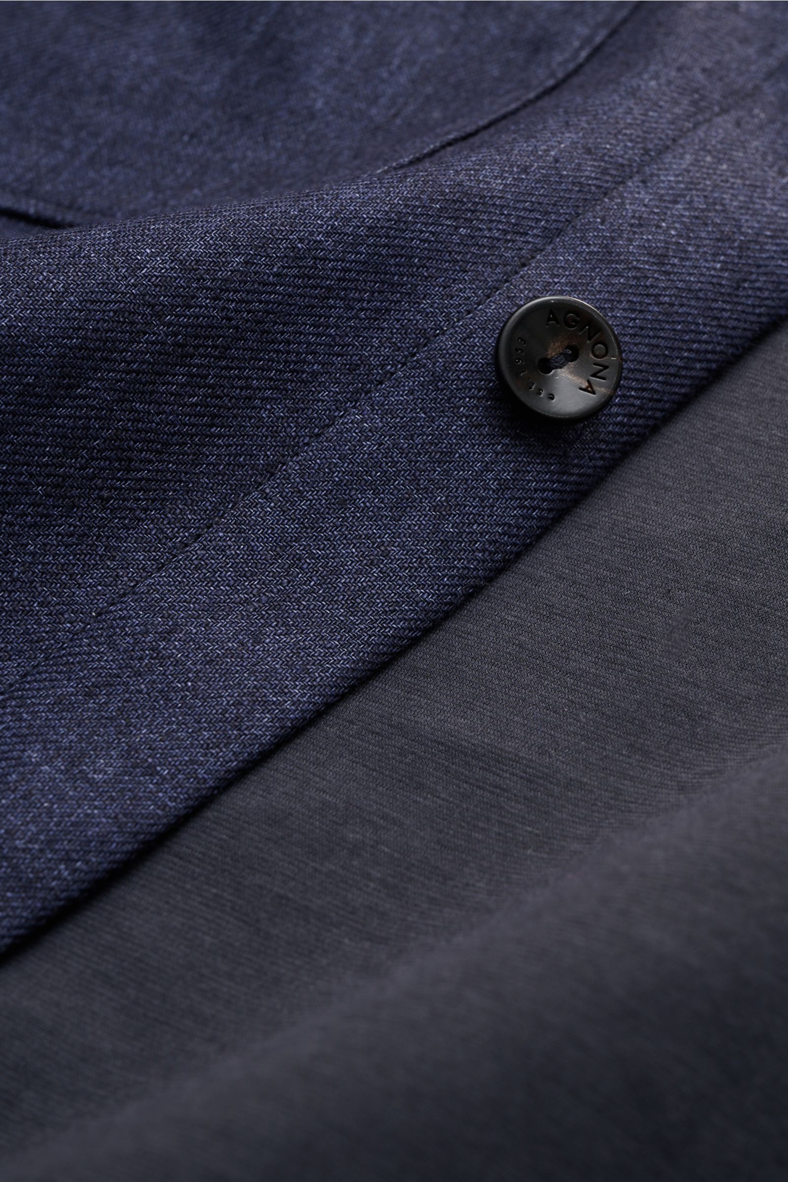 Nahaufnahme des Agnona Overshirts navy meliert aus reinem Leinen mit Umlegekragen, Slim Fit und schwarzem Logo-Knopf.