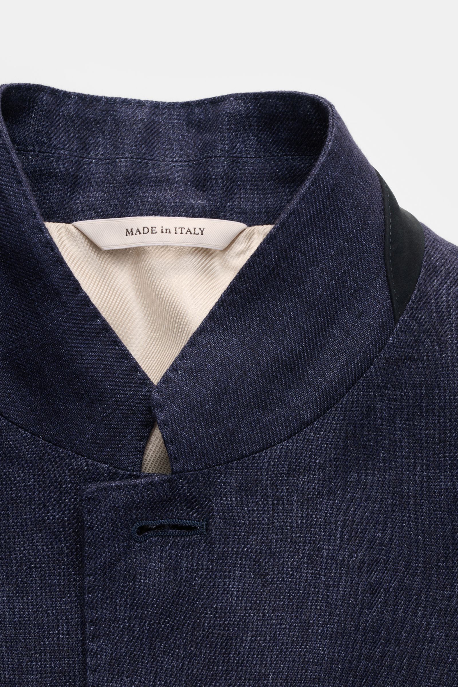 Close-up front view of Agnona Smart-casual jacket navy mottled, showing step lapel, buttonhole, and Made in Italy label in pure linen.

The finest craftsmanship meets timeless elegance: This half-lined smart-casual jacket in pure linen is an excellent 