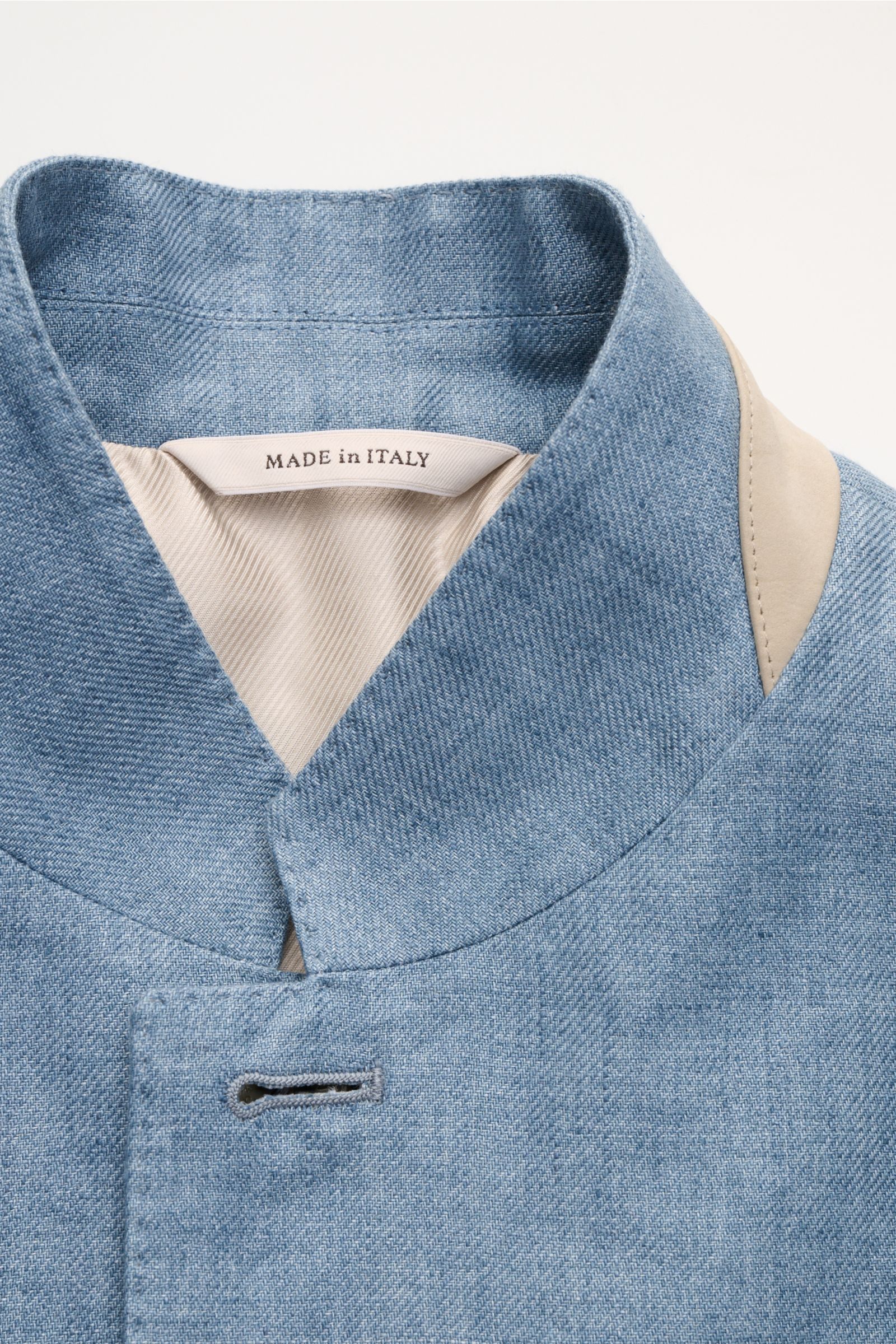 Nahaufnahme des Agnona Sakko rauchblau meliert aus reinem Leinen, Slim Fit, tailliert mit fallendem Revers, halb gefüttert, Made in Italy.