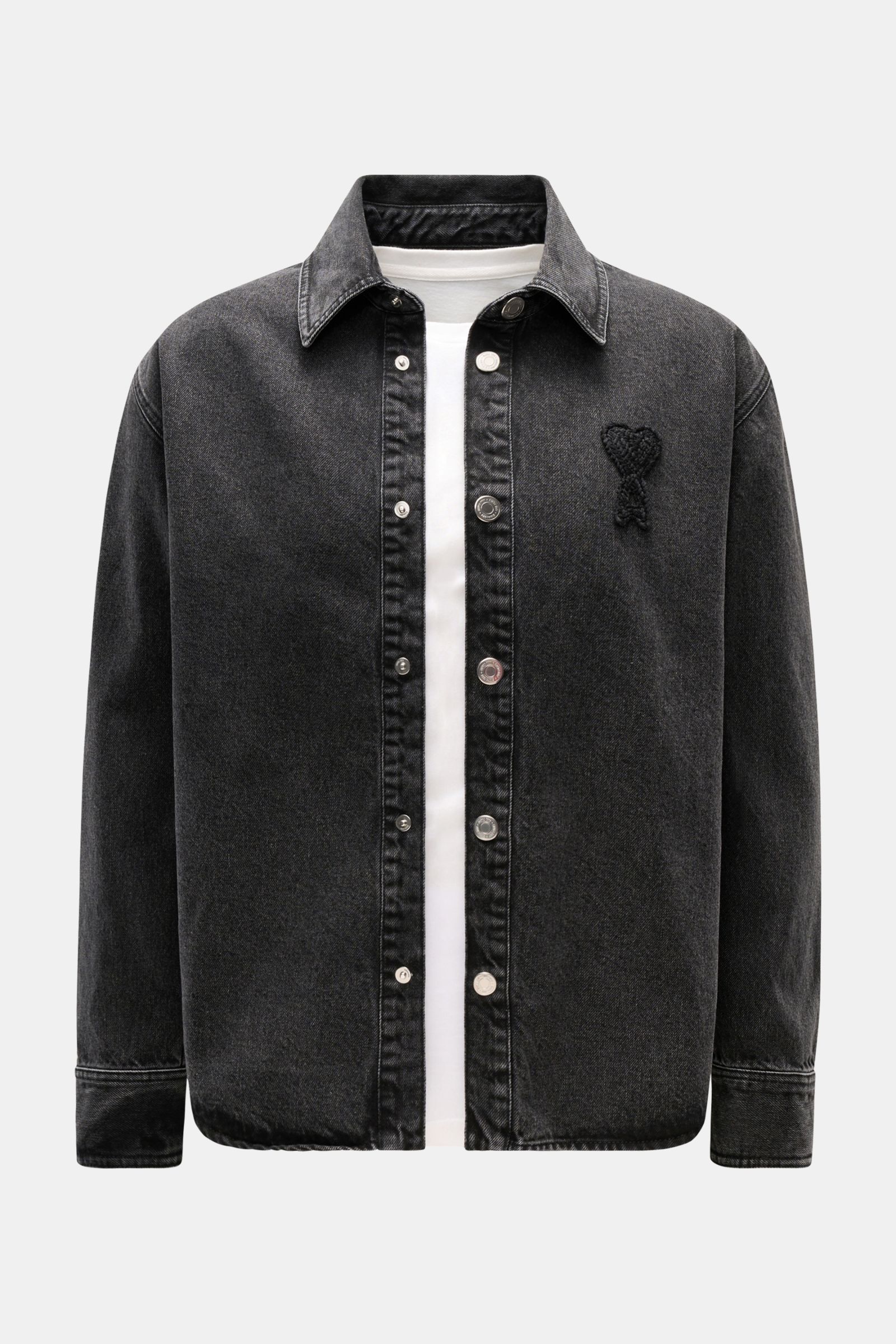 Frontale Nahaufnahme des Ami Paris Jeans-Overshirts dunkelgrau aus reinem Baumwoll-Denim im Oversize-Look mit Umlegekragen, Logo-Stitching und Knopfleiste.