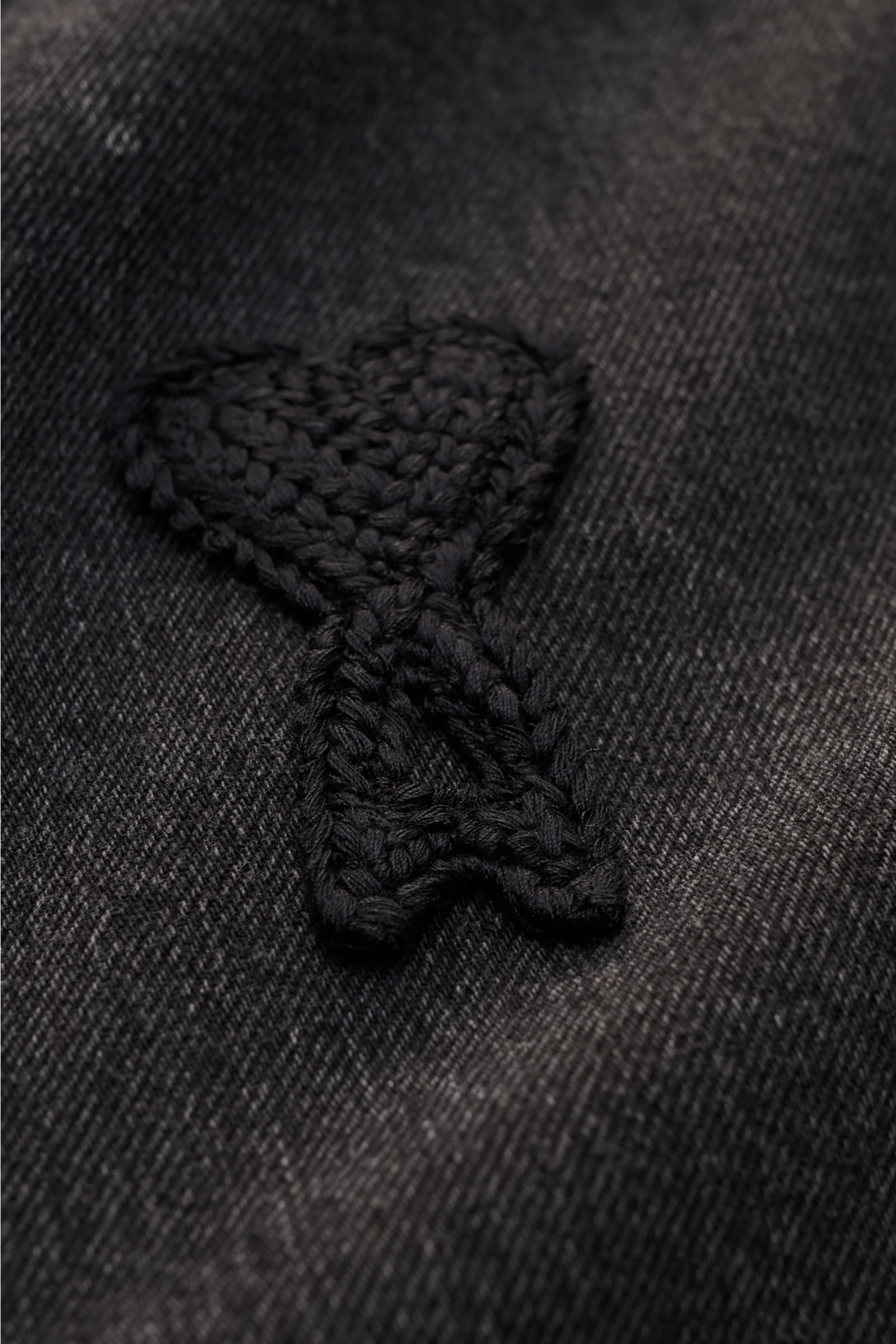 Ami Paris Jeans-Overshirt dunkelgrau in Nahaufnahme von vorne, reine Baumwolle, Logo-Stitching, Oversized Fit, Denim-Haptik.