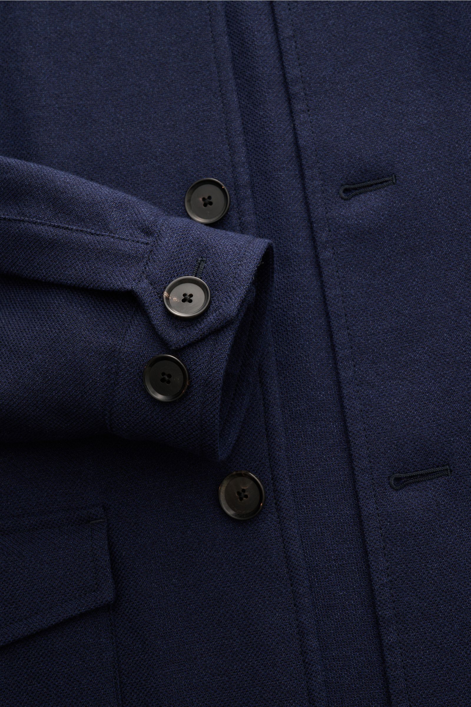 Nahaufnahme des Caruso Overshirt 'Dalila' navy aus Baumwolle, Wolle und Seide, Slim Fit, vier-Knopf-Leiste, Umlegekragen, Manschetten mit zwei Knöpfen, aufgesetzte Fronttasche mit Patte, unconstructed Design, Innentasche sichtbar.