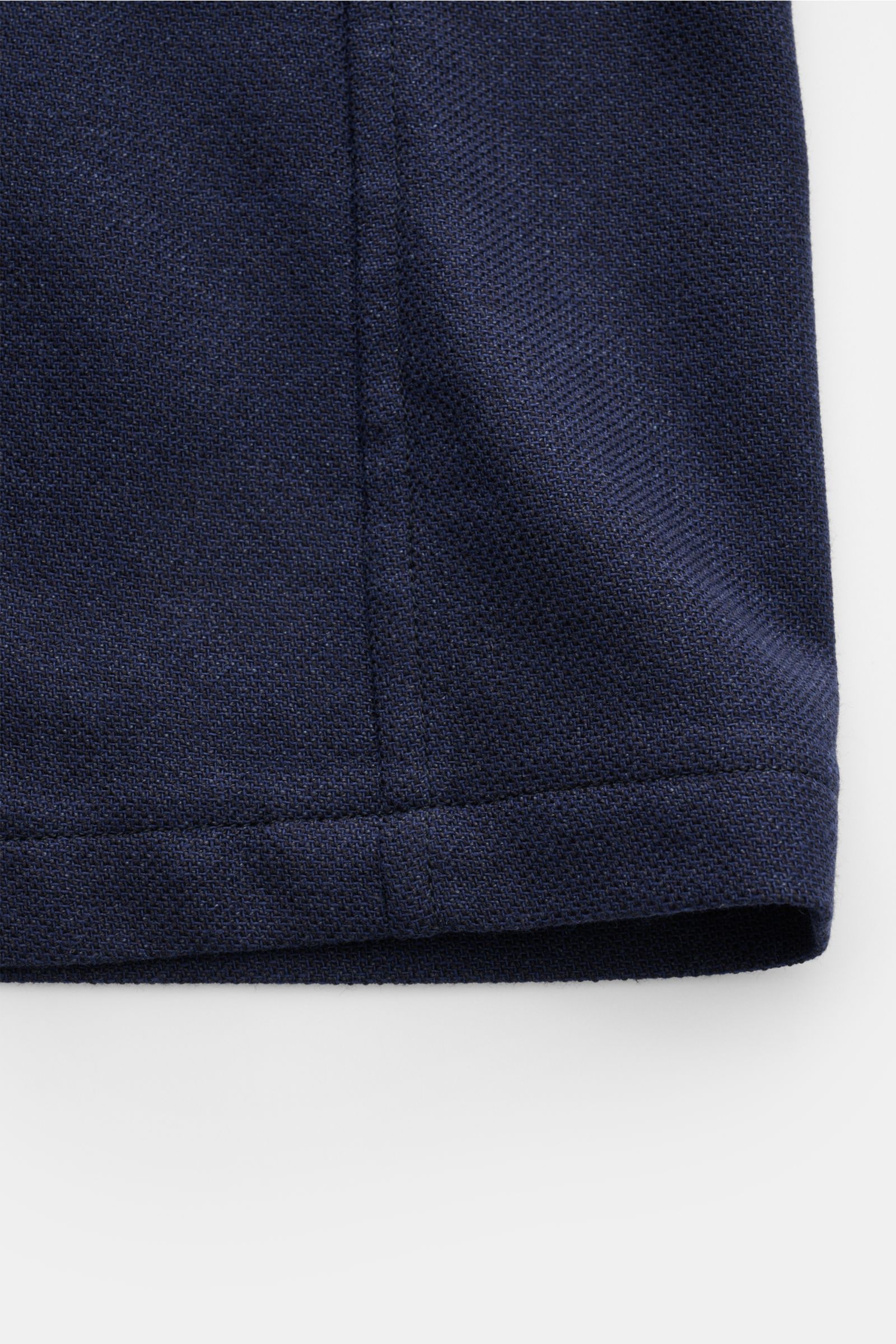 Nahaufnahme des unteren Saums vom Caruso Overshirt 'Dalila' navy, gewebt aus Baumwolle, Wolle und Seide mit leicht griffiger Haptik, Slim Fit, vier-Knopf-Leiste, Umlegekragen, aufgesetzten Fronttaschen mit Patte, Ärmelabschlüssen mit Manschette, Unconstru