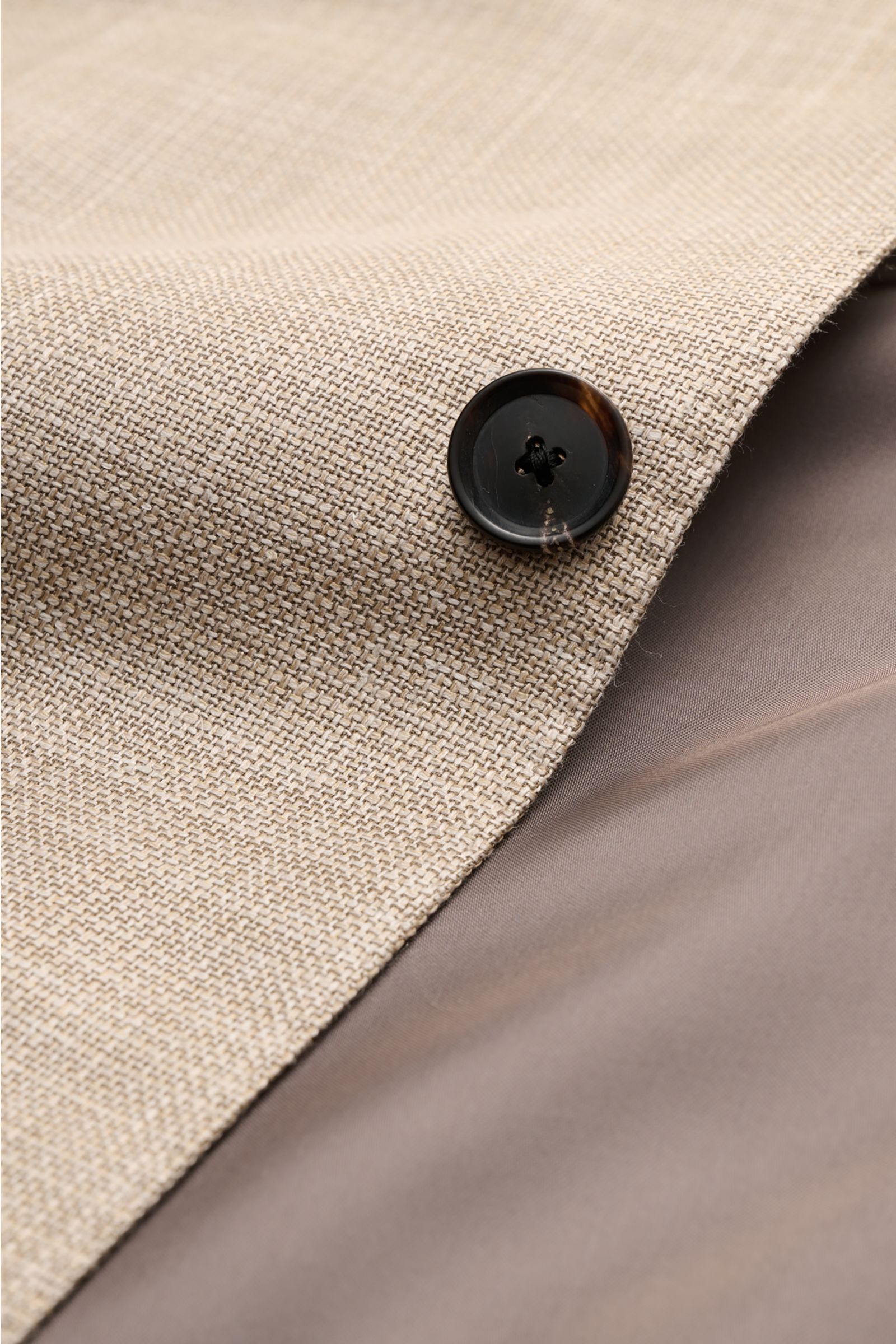 Caruso Overshirt 'Fedora' beige meliert aus Wolle, Seide und Leinen, Nahaufnahme Knopf und Panama-Gewebe, seitliche Perspektive.