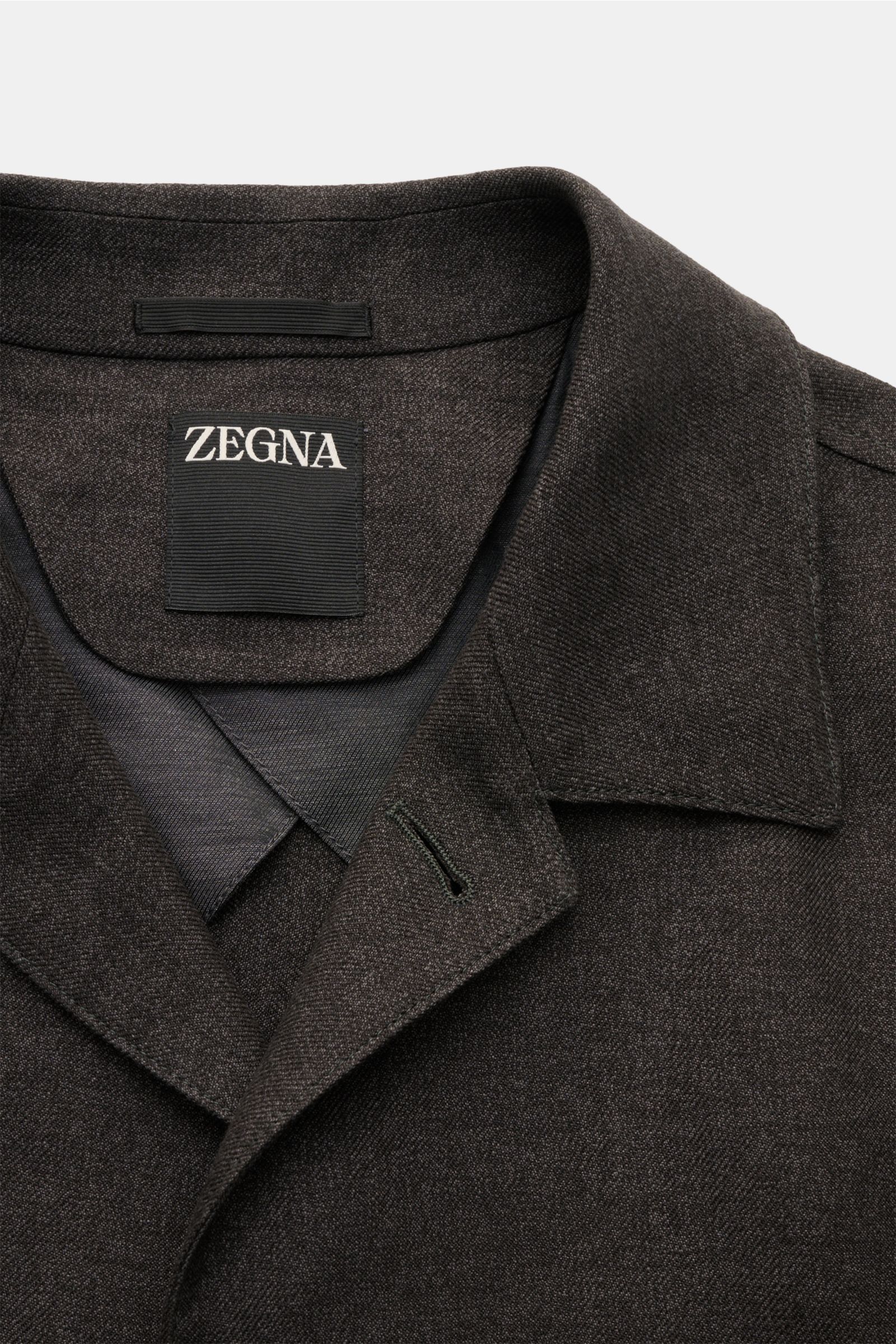 Zegna Overshirt graubraun meliert, Nahaufnahme von Reverskragen und ZEGNA-Label, aus Leinen-Wolle-Mix, weicher Griff, Slim Fit.