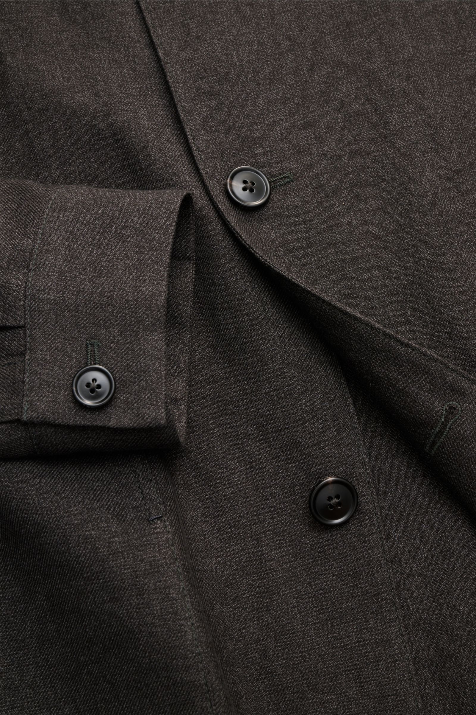 Nahaufnahme des Zegna Overshirt graubraun meliert aus Leinen-Wolle-Mix, Slim Fit, feiner Twill, Reverskragen, Manschetten, Dreiknopfleiste.