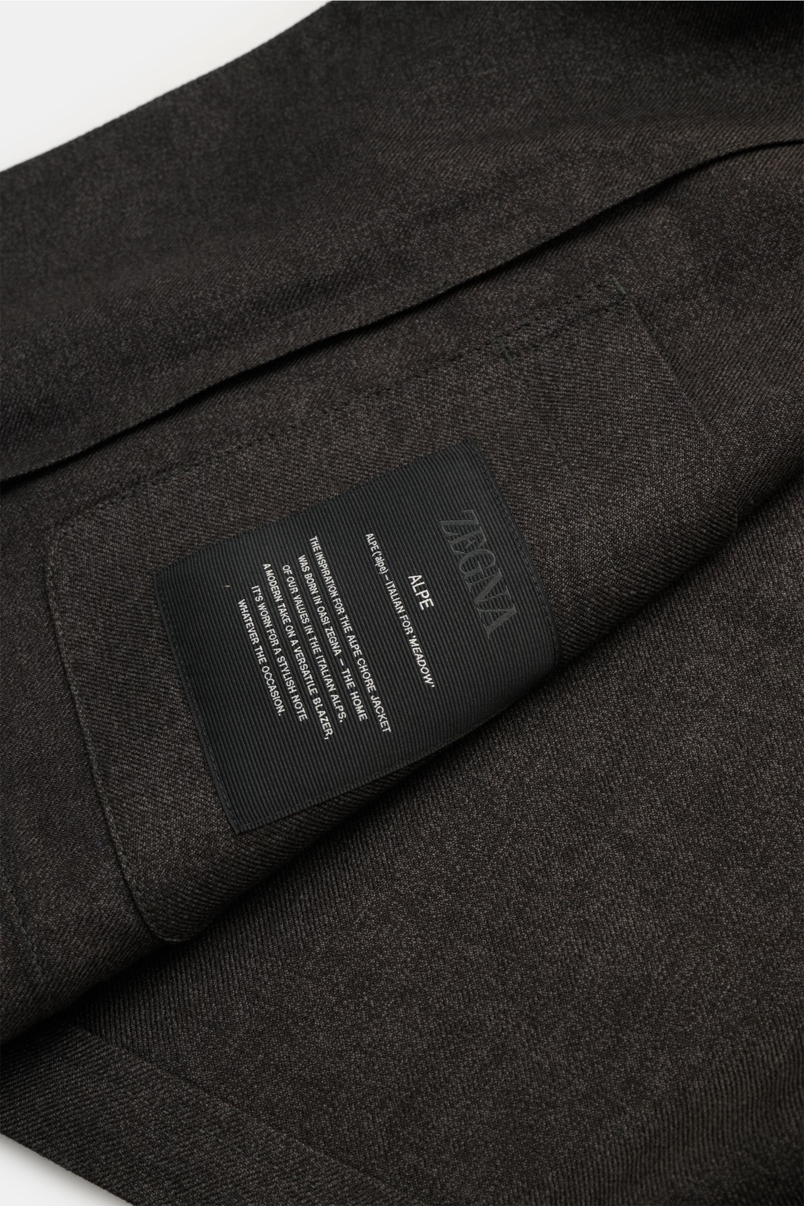 Nahaufnahme des Zegna Overshirt graubraun meliert aus Leinen und Wolle mit Etikett, weichem Griff und Twill-Struktur.