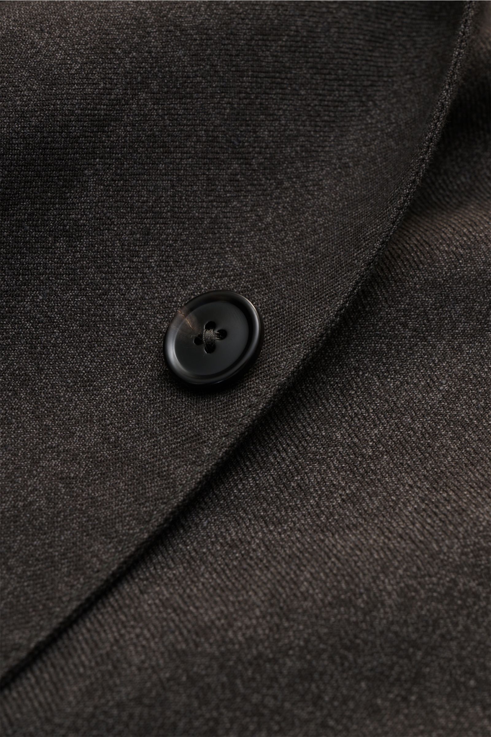 Nahaufnahme des graubraun melierten Zegna Overshirts aus Leinen und Wolle mit feinem Twill, Knopfdetail und weichem Griff, Frontansicht.