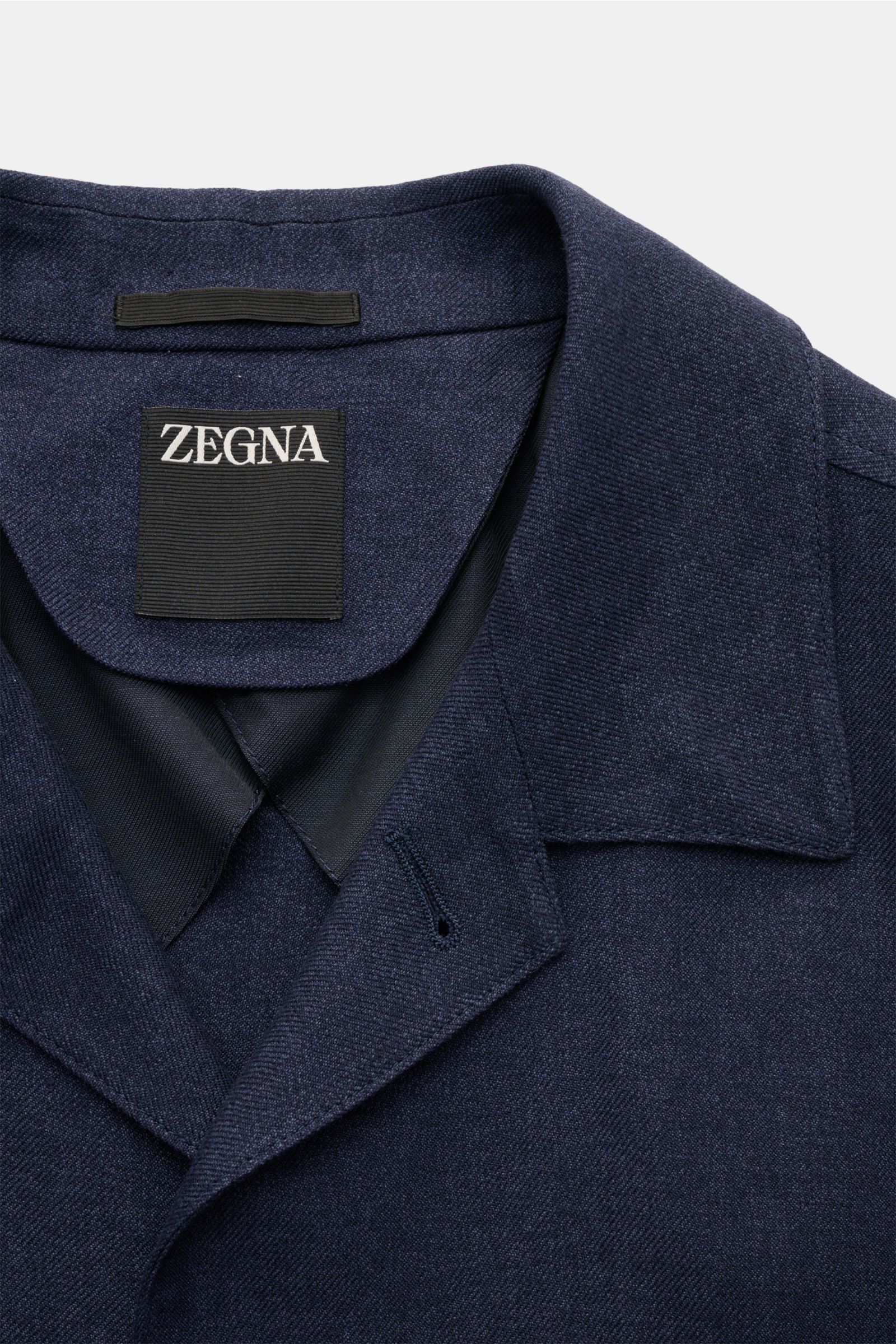 Nahaufnahme von Zegna Overshirt navy aus Leinen und Wolle, Slim Fit, Reverskragen, Dreiknopf-Leiste, weicher Twill, von oben fotografiert.
